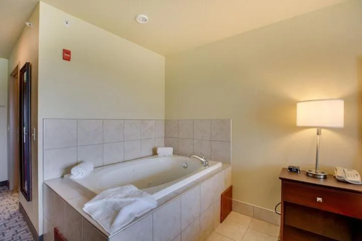 Hot Tub, Bed in Cobblestone Inn & Suites-Fremont