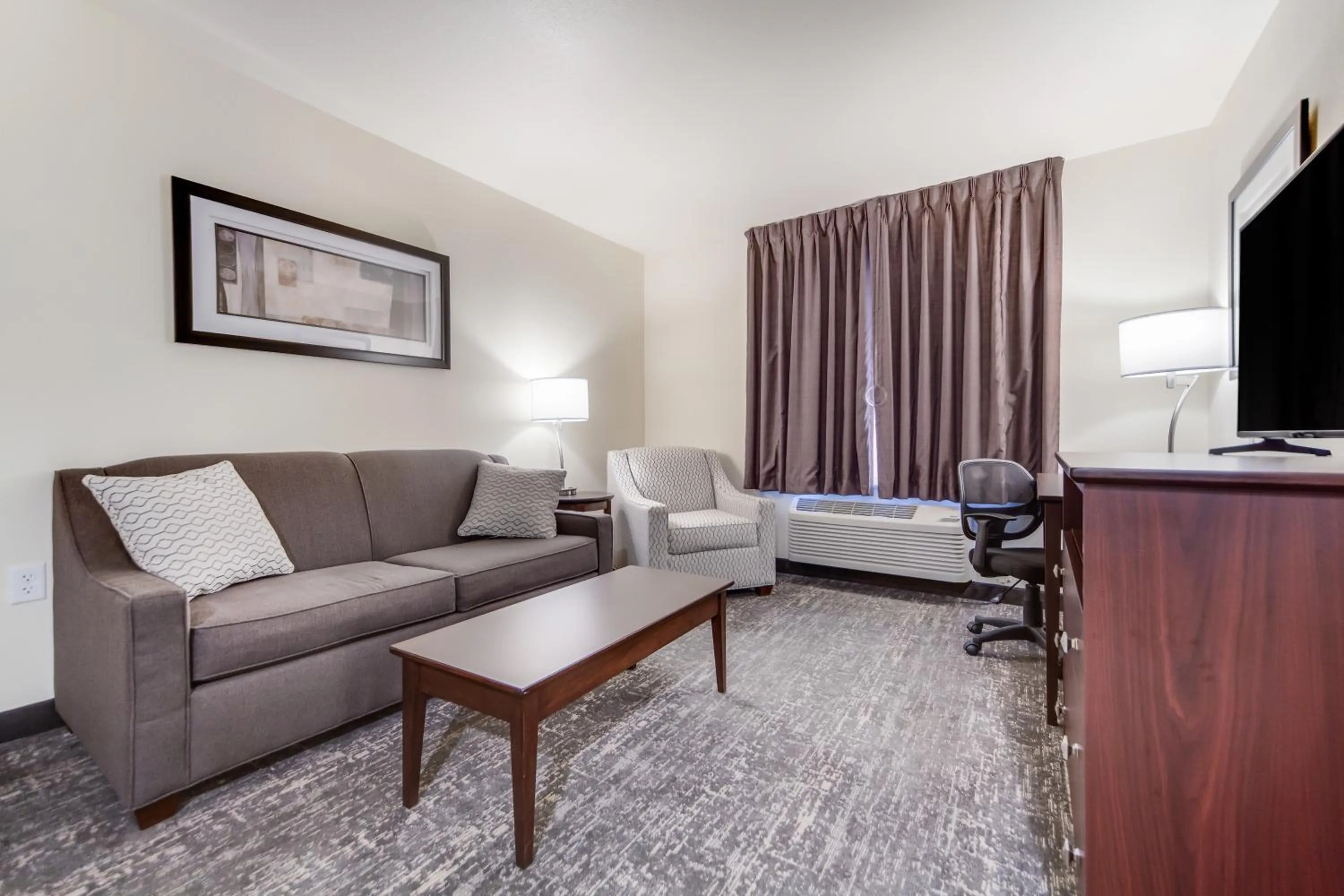TV and multimedia in Cobblestone Inn & Suites-Fremont