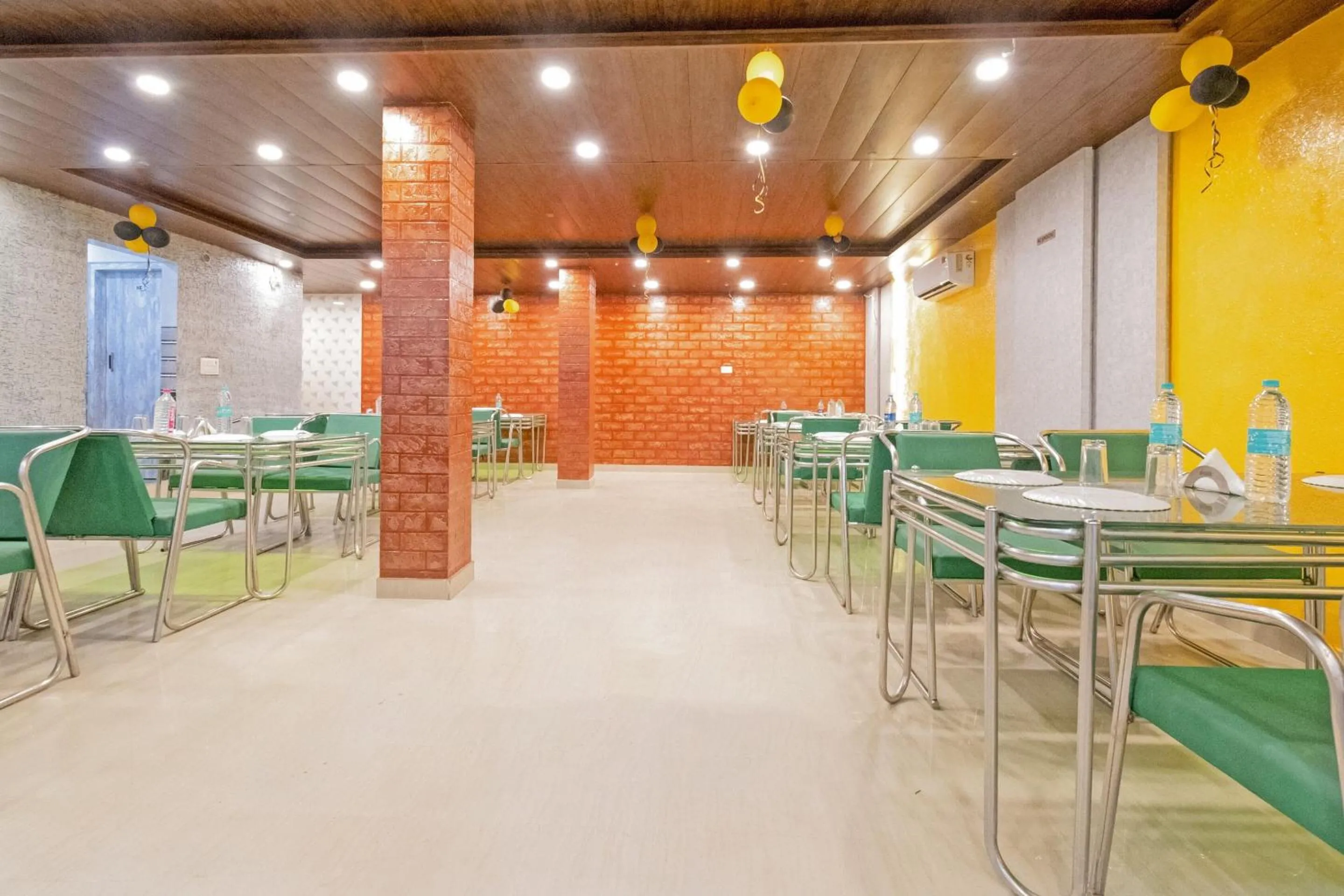 Restaurant/places to eat in FabHotel Golden Leaf Mansarover