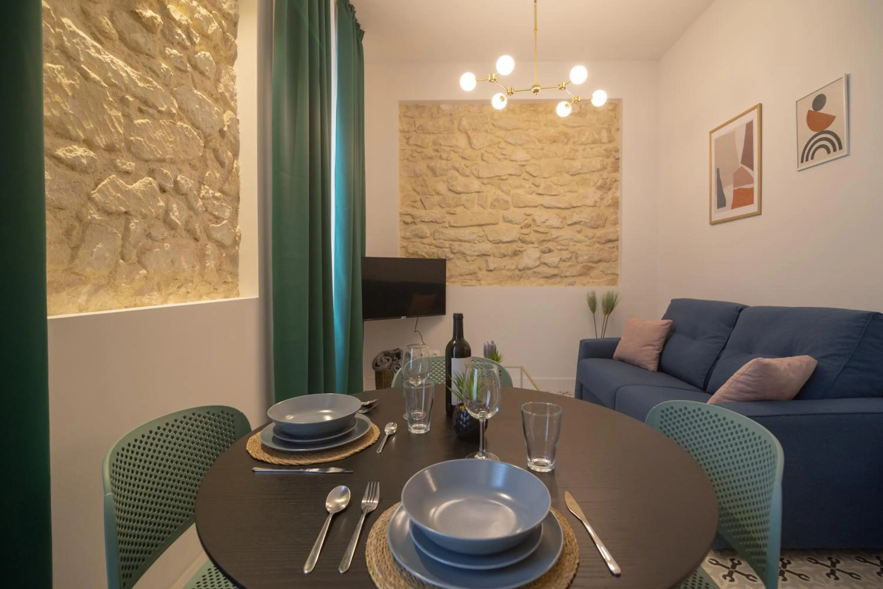Dining area in Apartamentos Teatro by Be Alicante