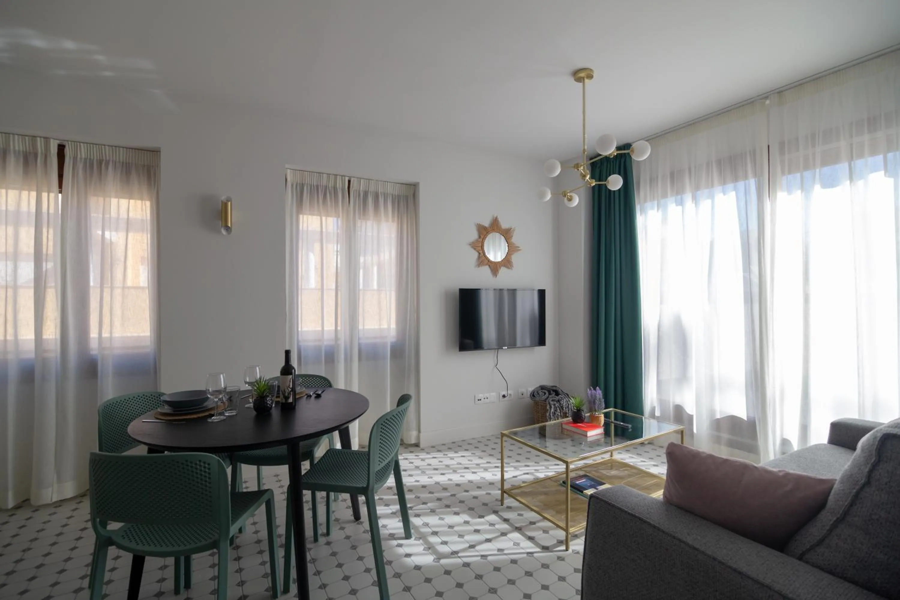 Living room in Apartamentos Teatro by Be Alicante