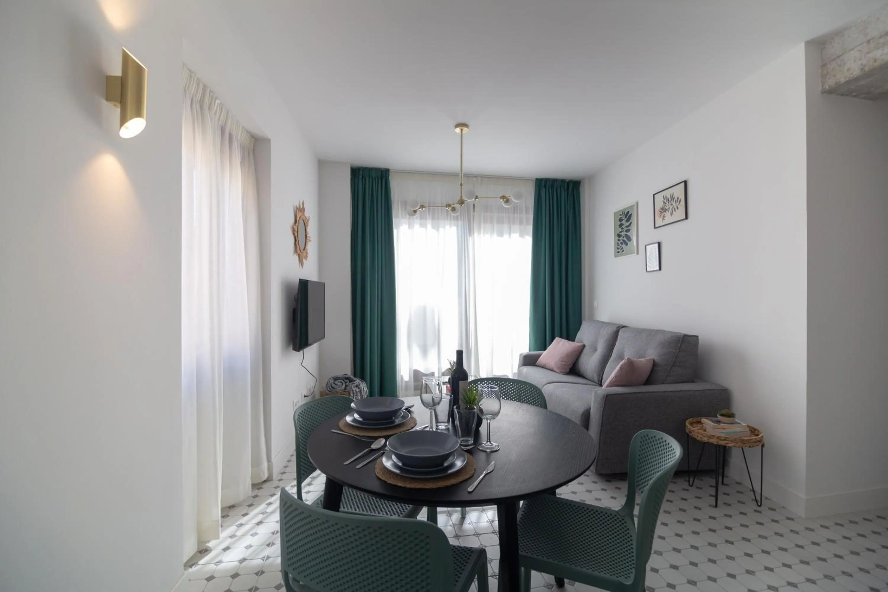 Dining area in Apartamentos Teatro by Be Alicante