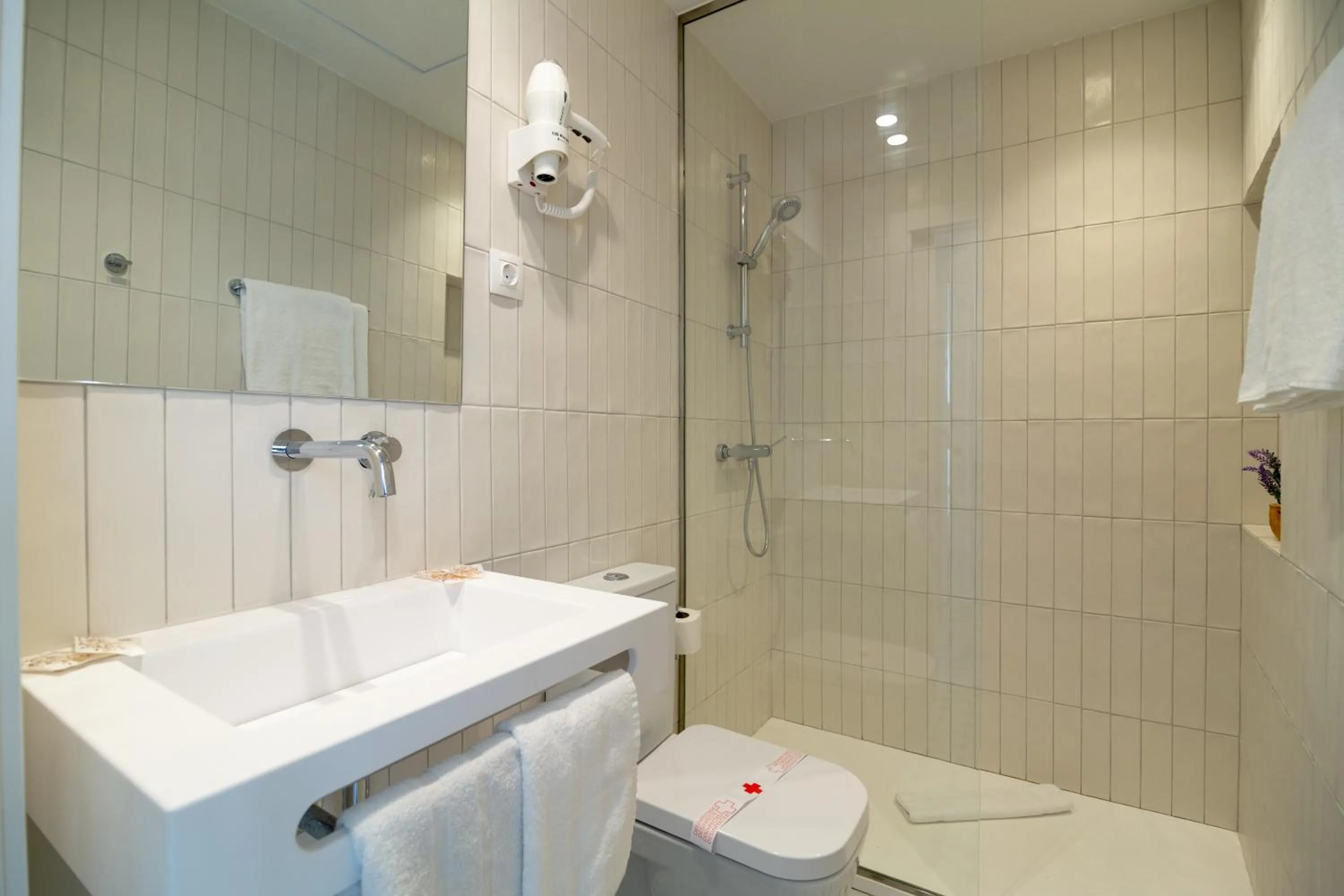Shower in Apartamentos Teatro by Be Alicante