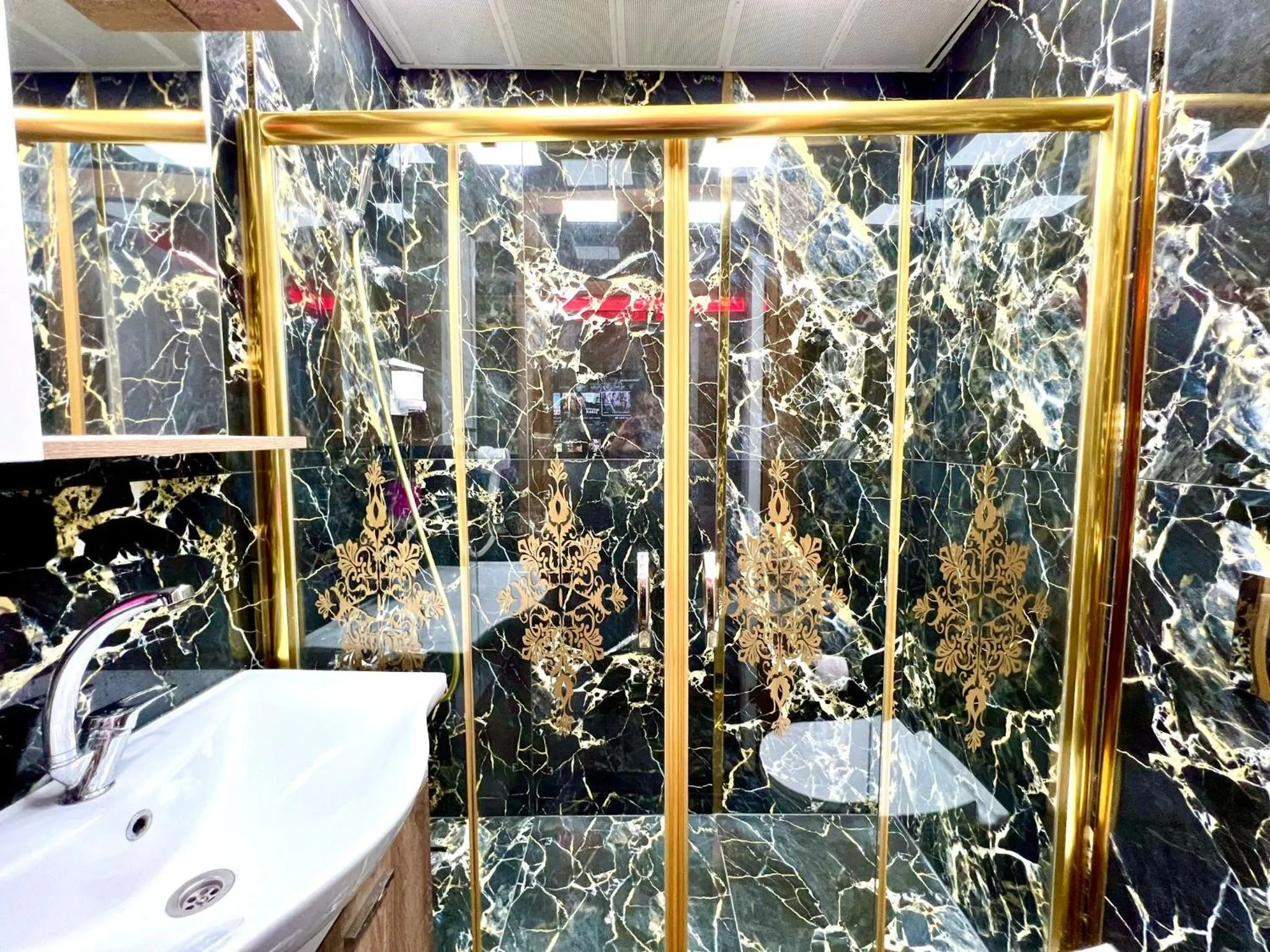 Shower in LEVENT PALACE REZİDANS