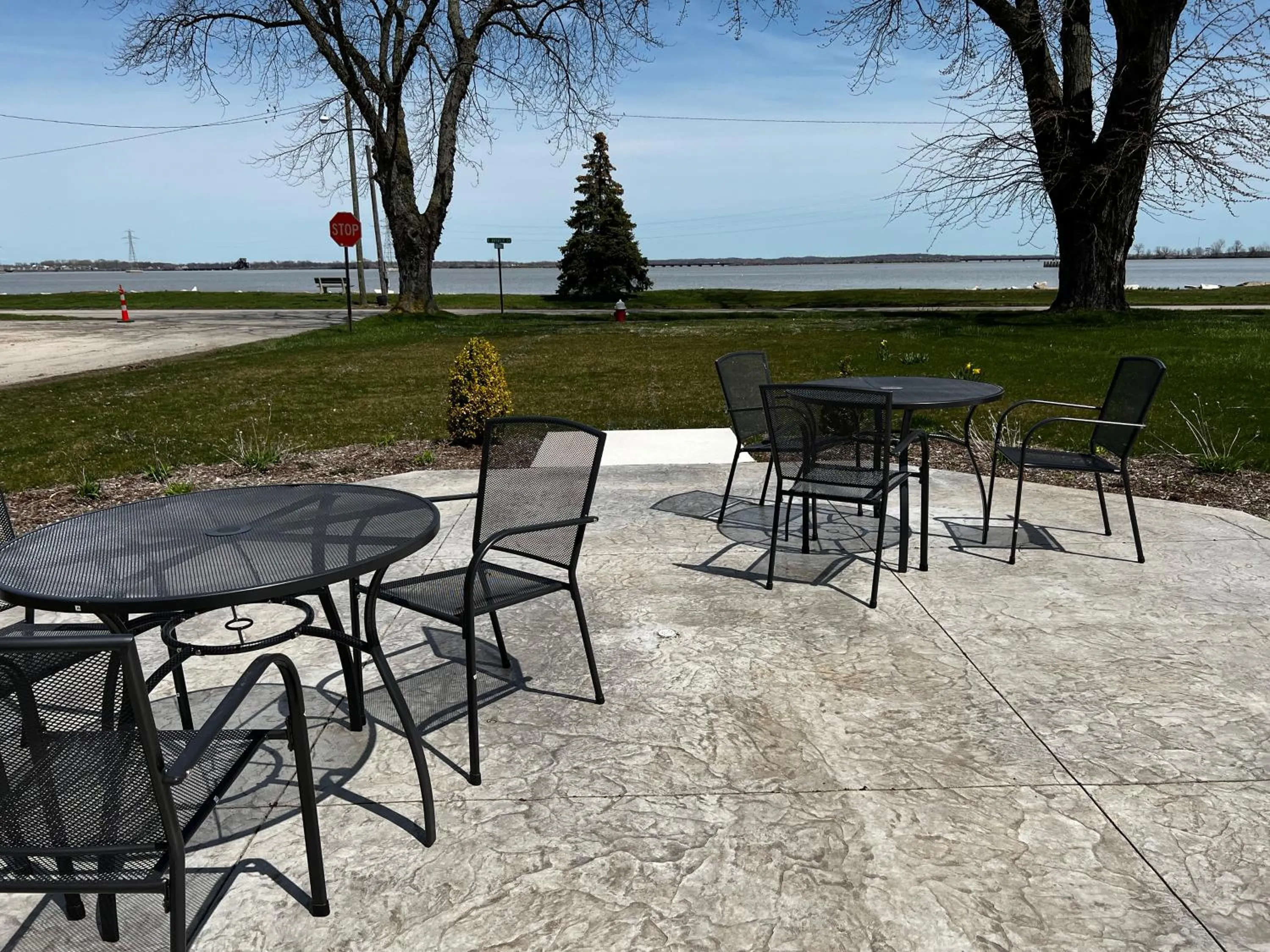 Patio in The Cedar Motel