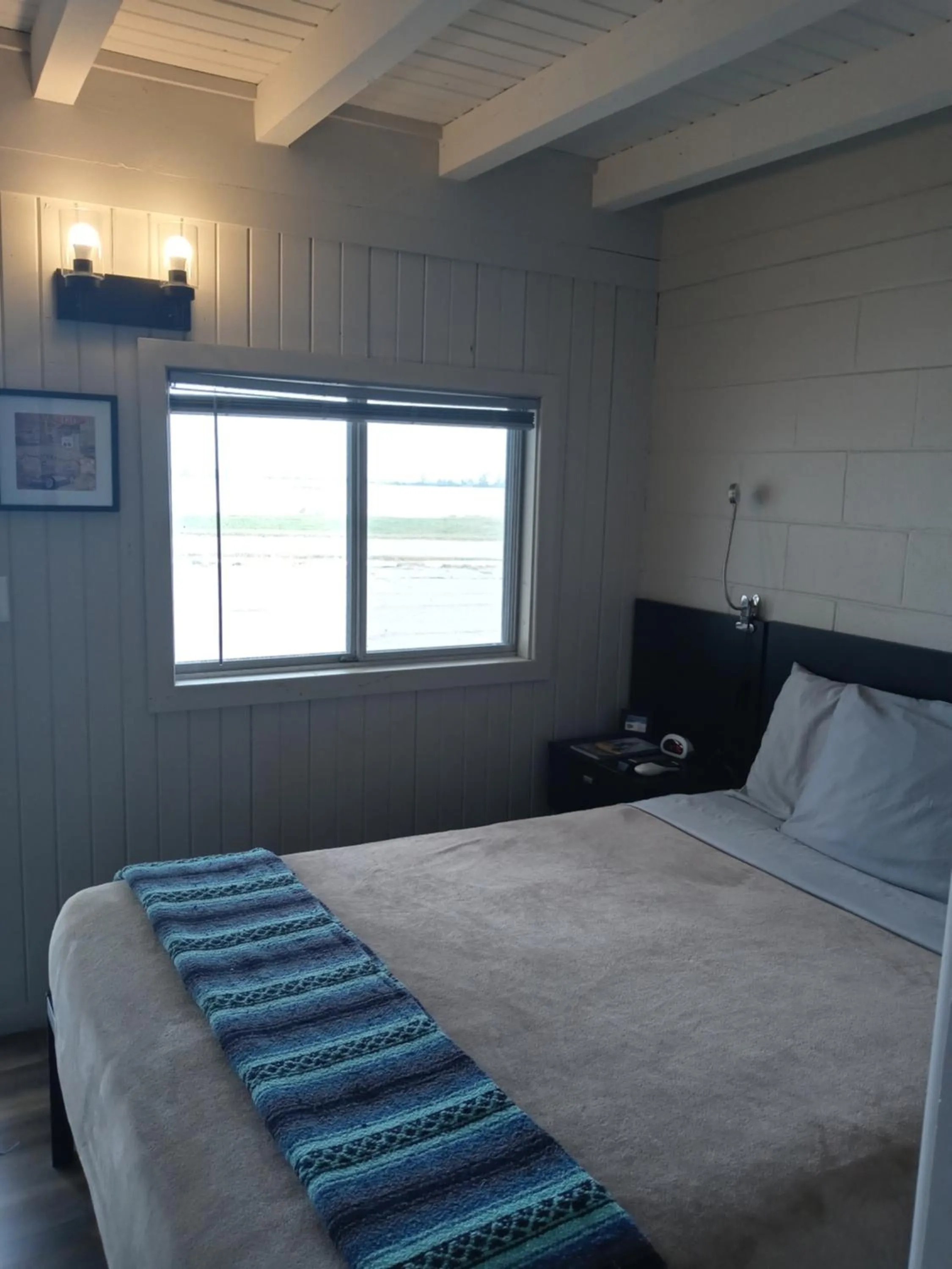 Bed in The Cedar Motel