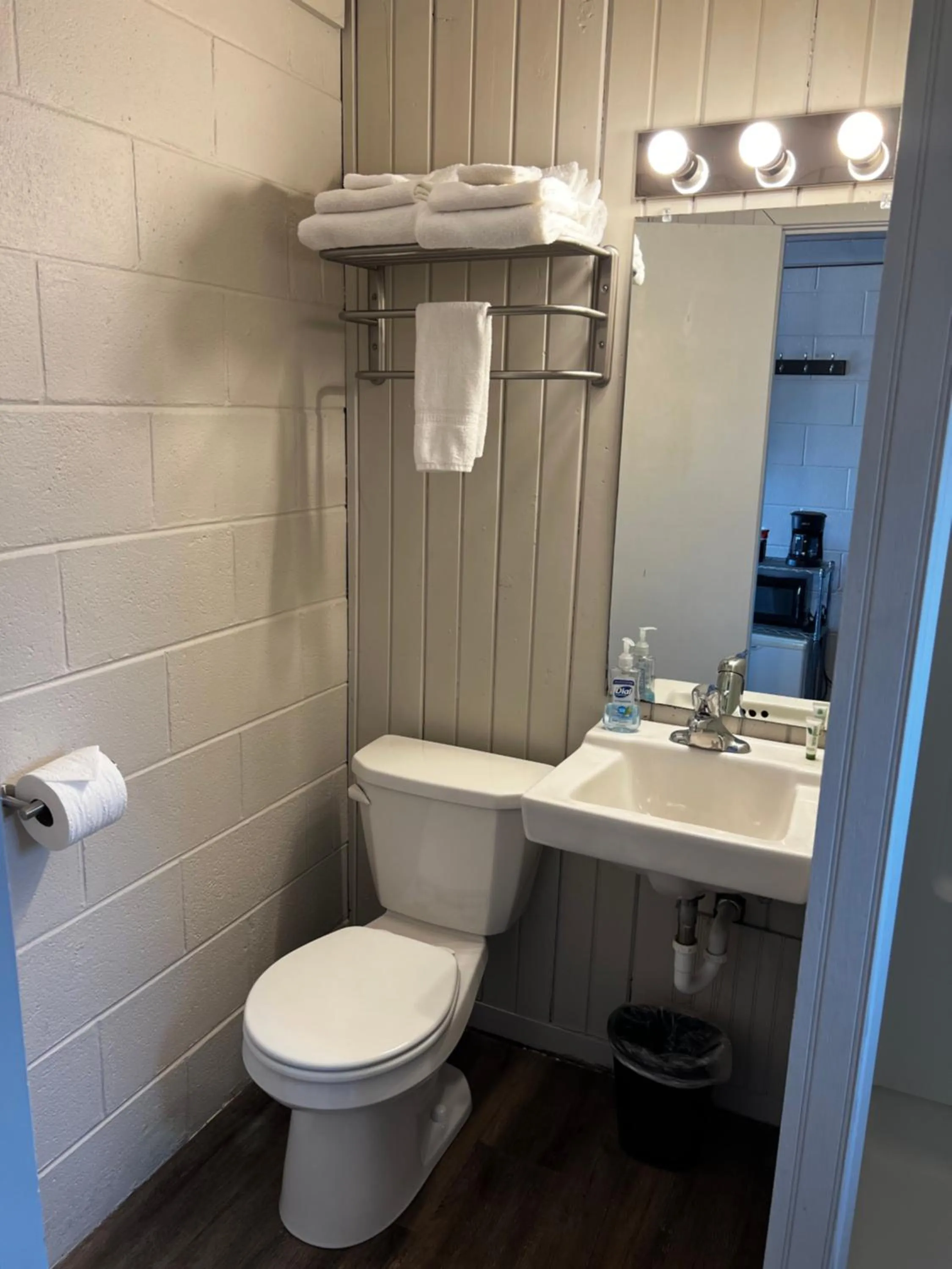 Bathroom in The Cedar Motel