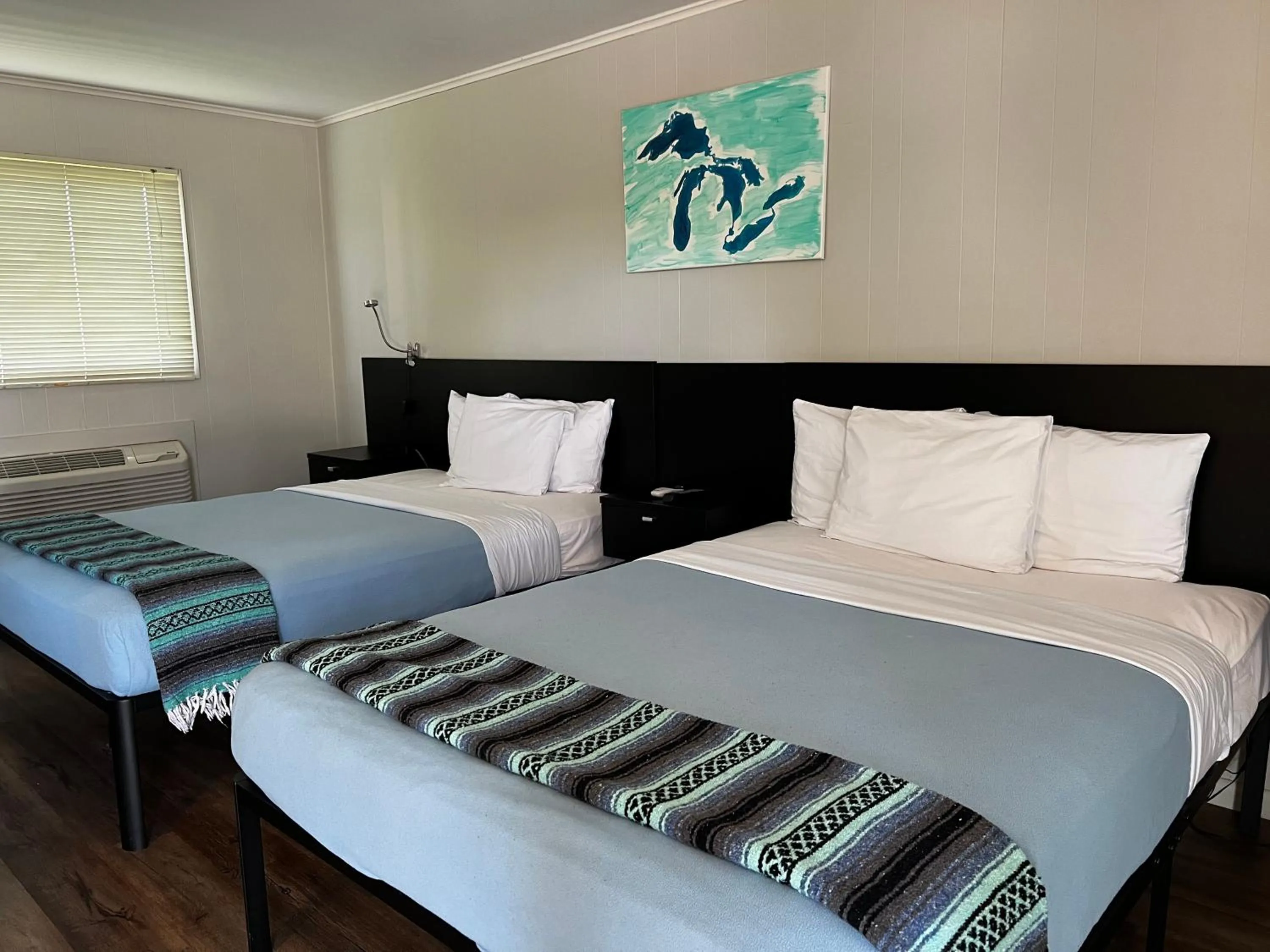 Photo of the whole room, Bed in The Cedar Motel