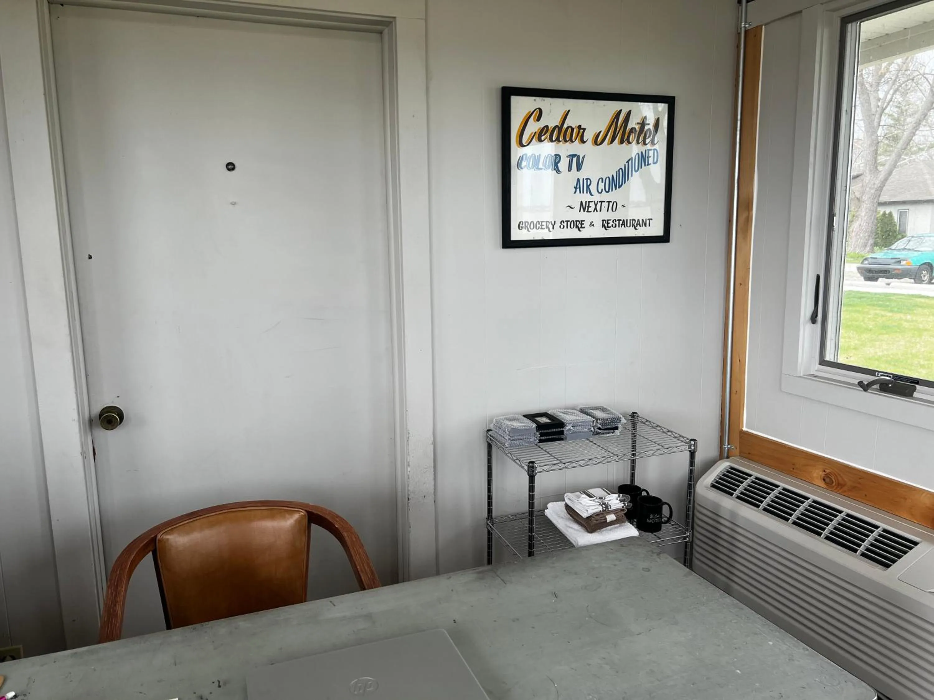 Property building, Bed in The Cedar Motel