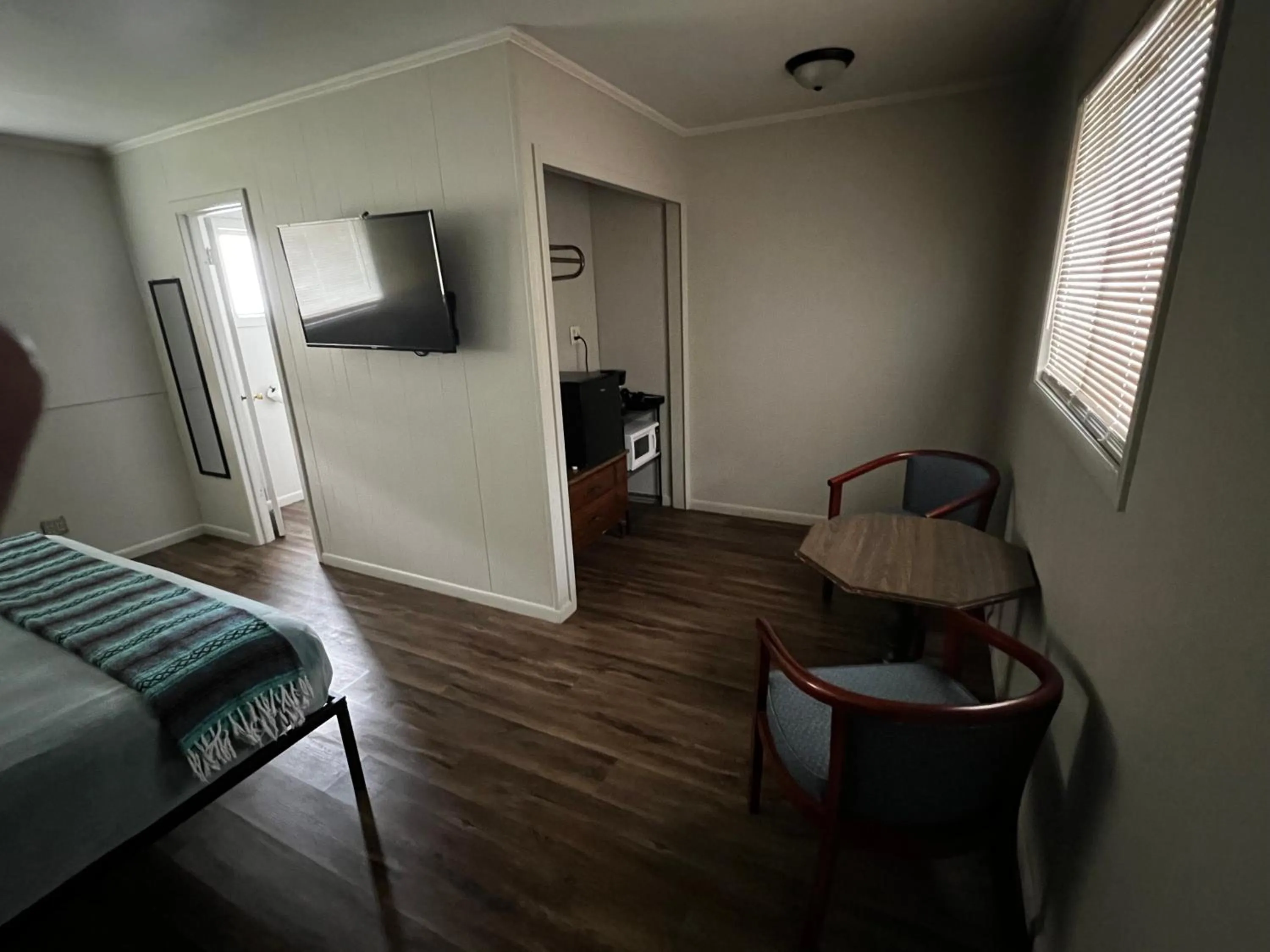 Seating area, Bed in The Cedar Motel