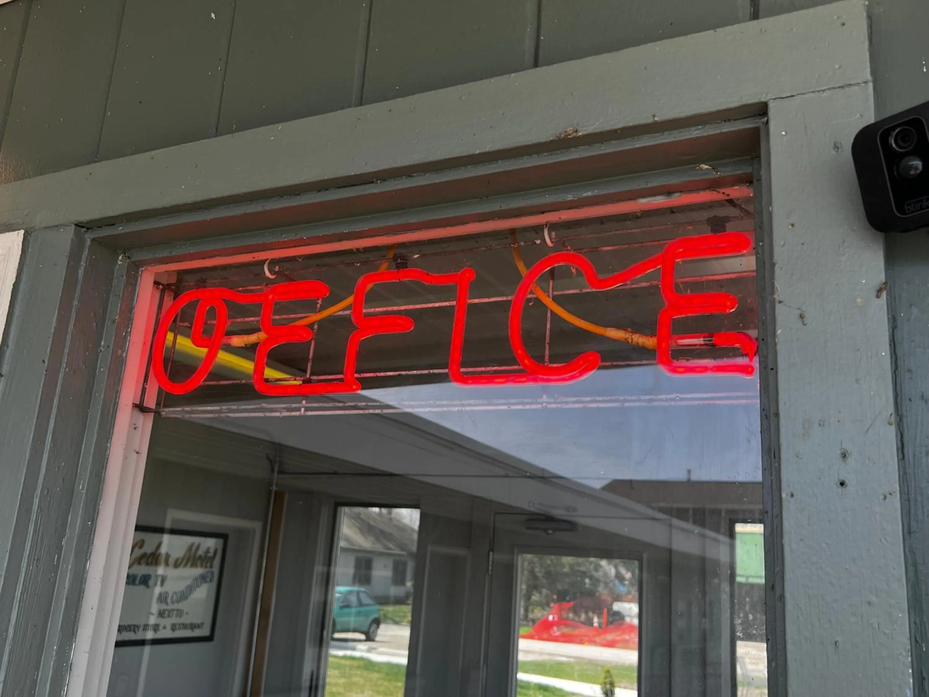 Facade/entrance in The Cedar Motel
