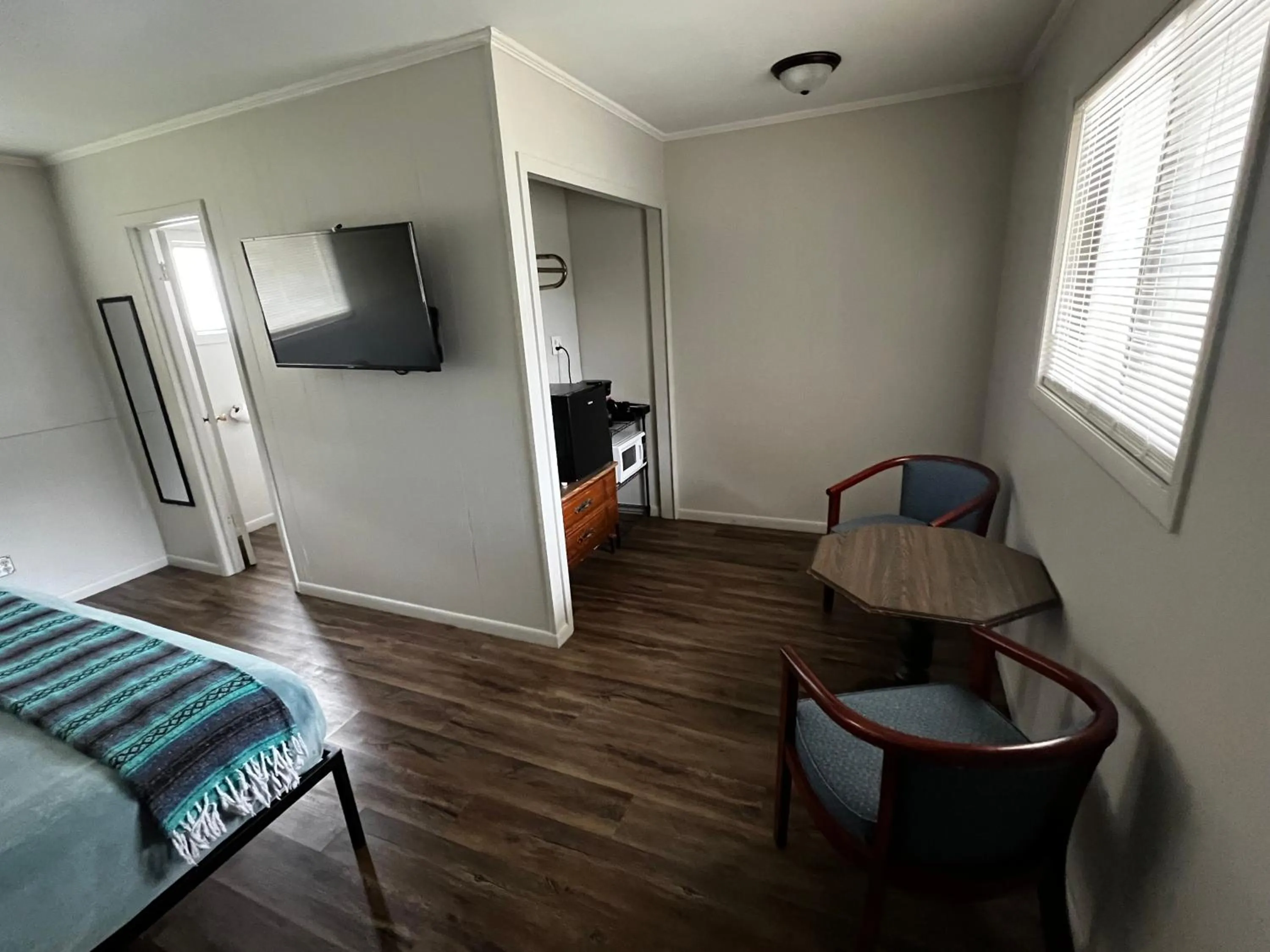 Seating area, Bed in The Cedar Motel