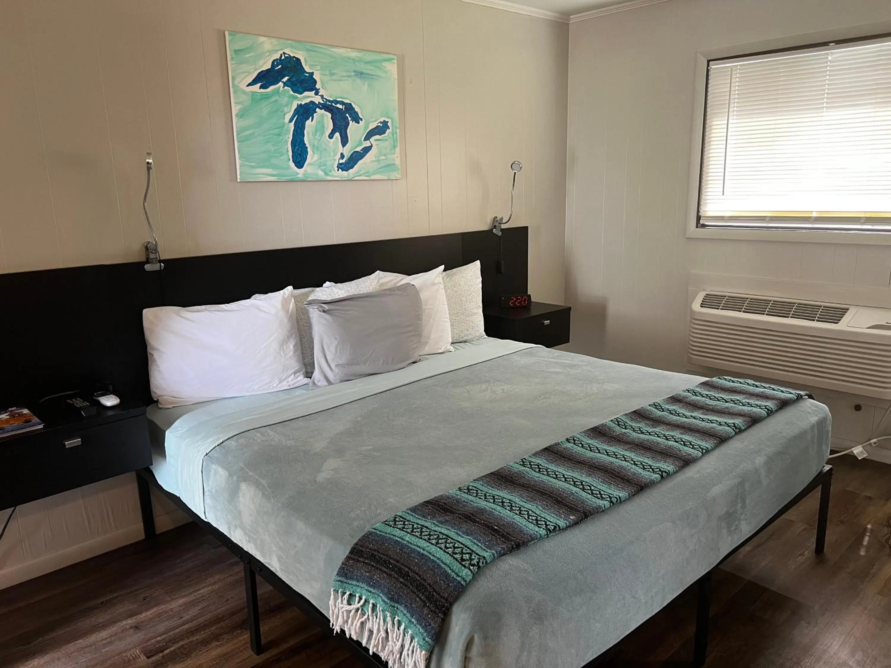 Bed in The Cedar Motel