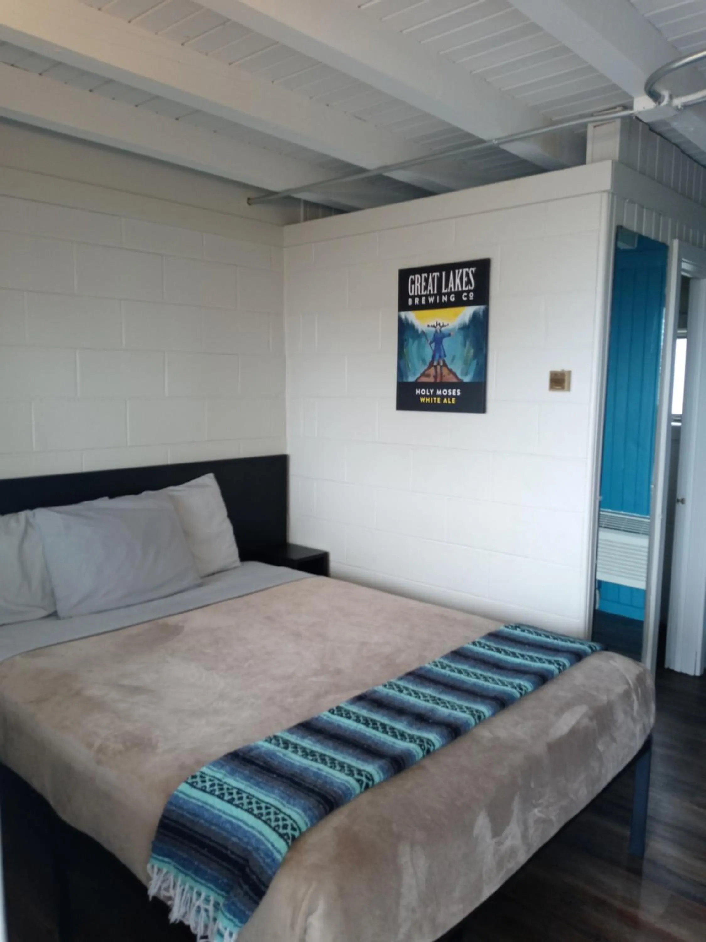 Bed in The Cedar Motel