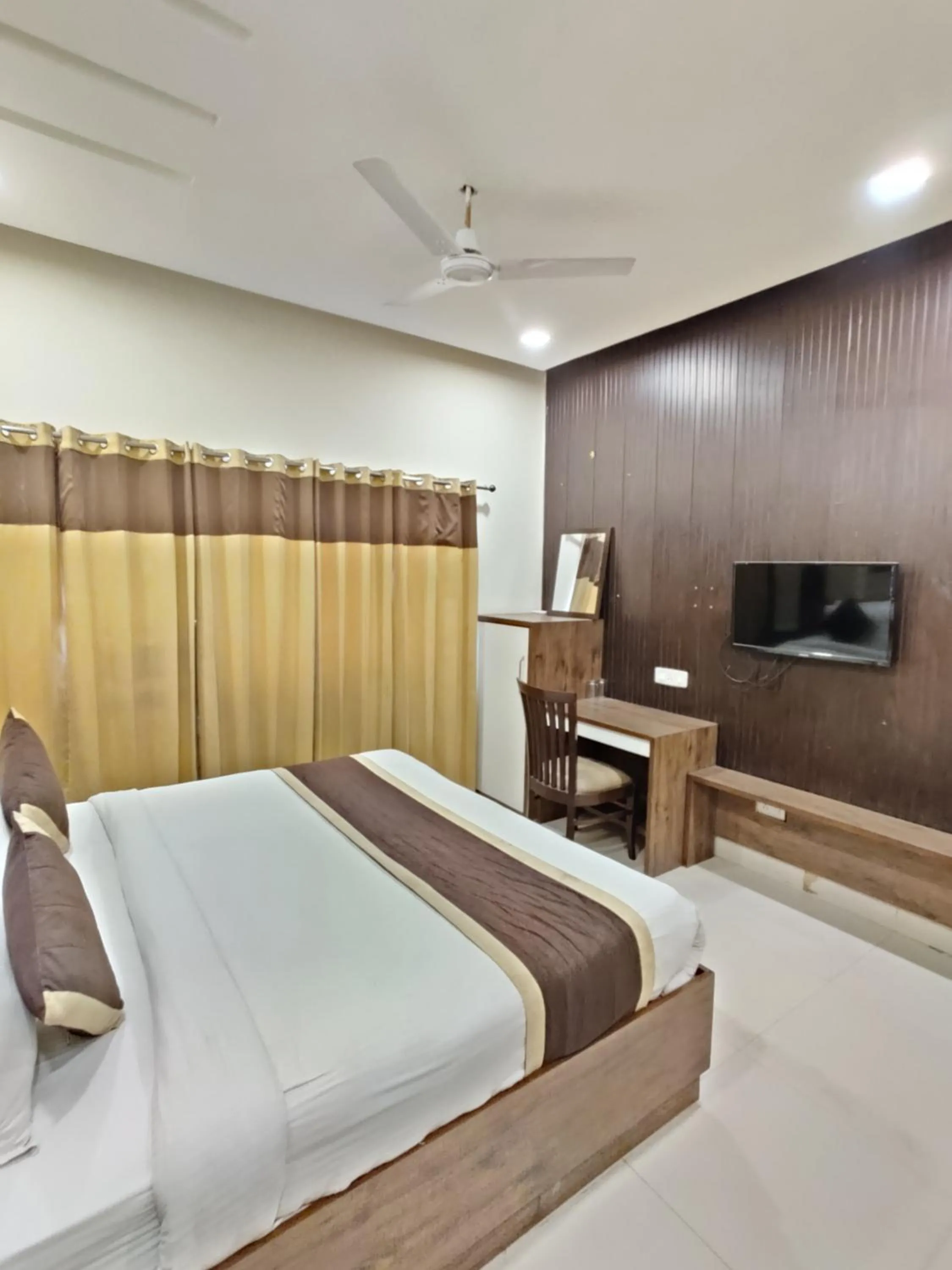 Photo of the whole room, Bed in Raj Darbar - 10 Meter From Golden Temple