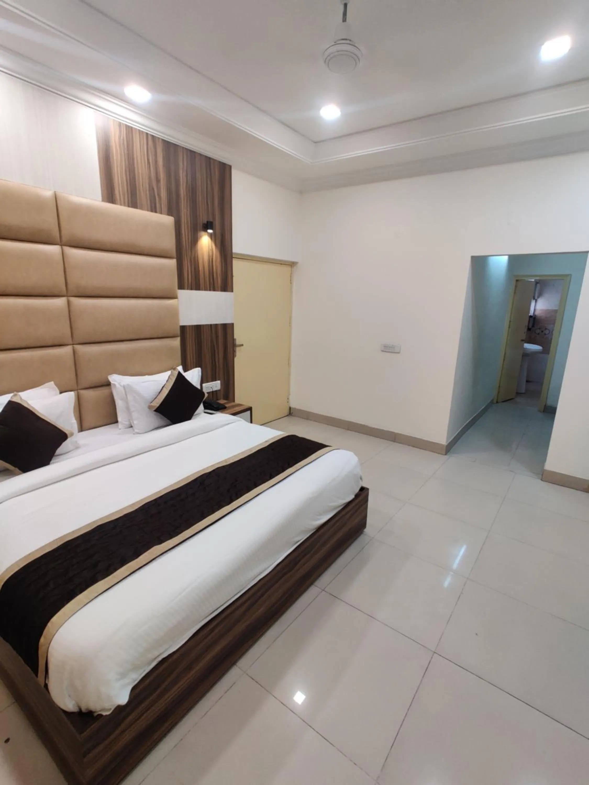 Bedroom, Bed in Raj Darbar - 10 Meter From Golden Temple