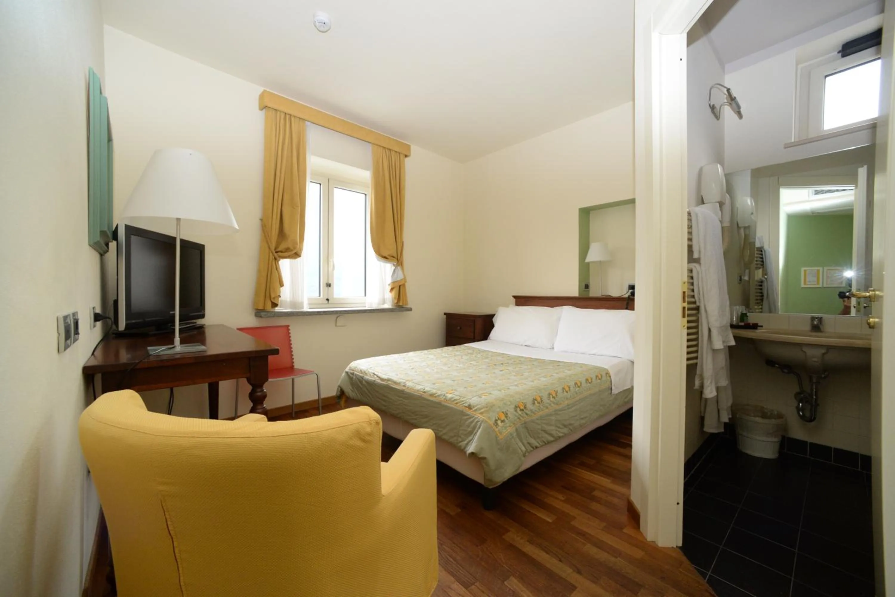 Photo of the whole room, Bed in Bijou Hotel