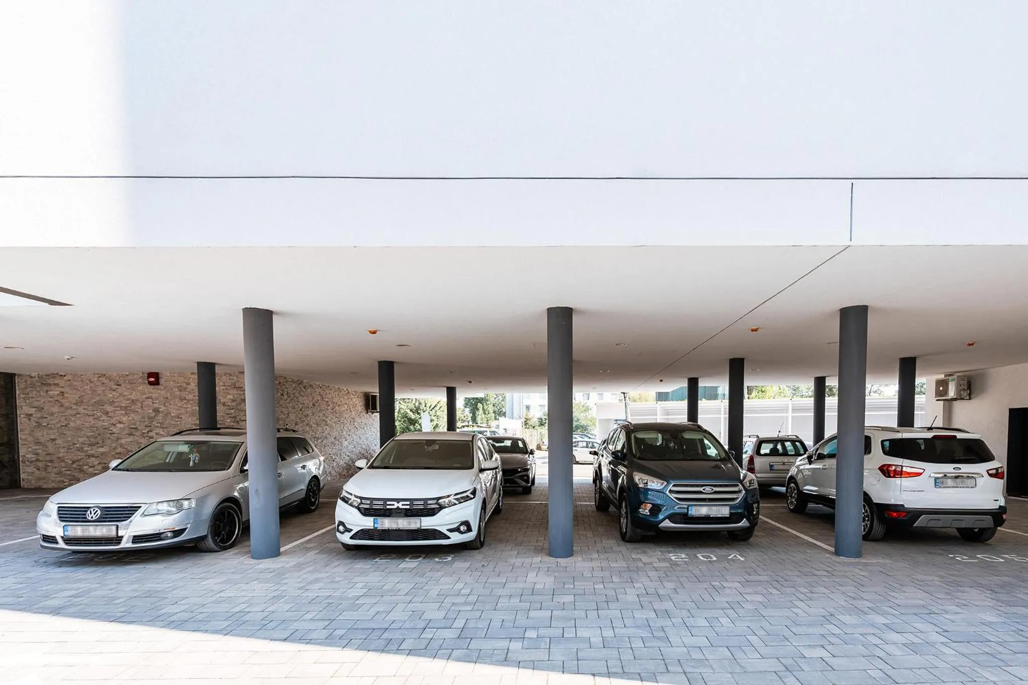 Parking in Amaris ApartHotel la 2 Pași de Plajă & Parcare Gratuită