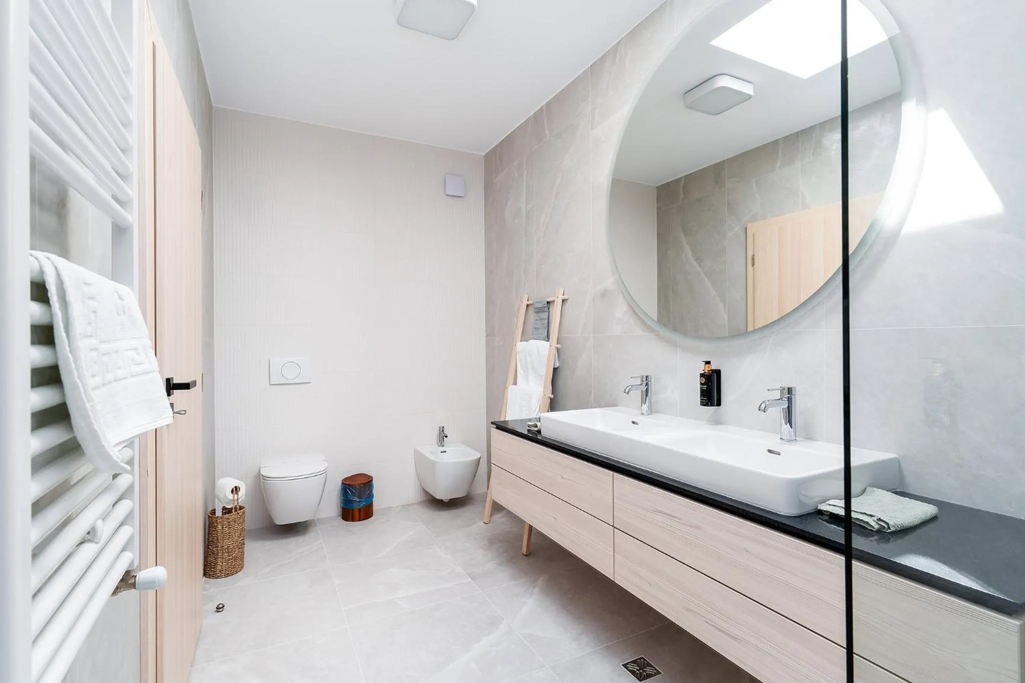 Bathroom in Amaris ApartHotel la 2 Pași de Plajă & Parcare Gratuită