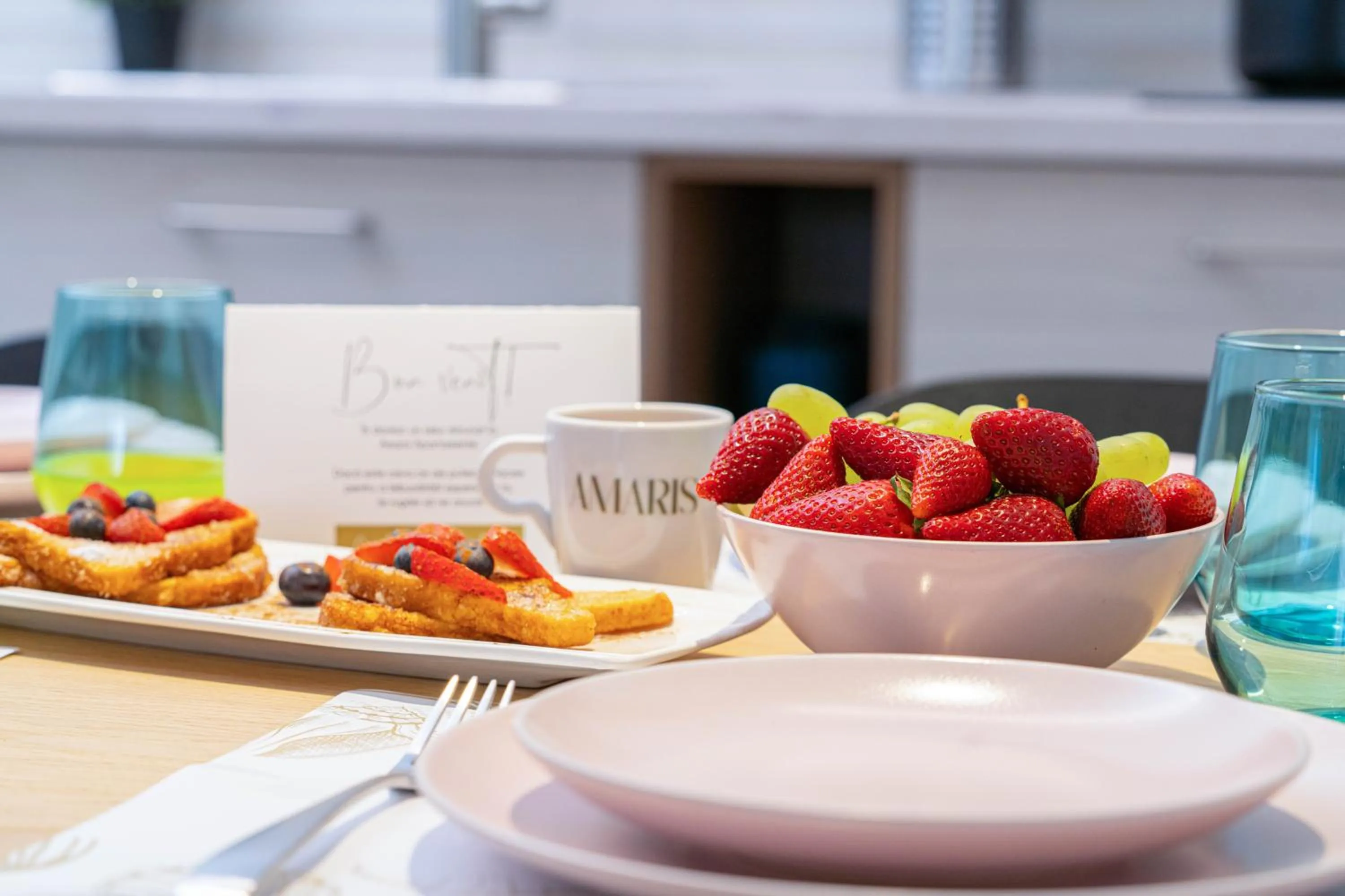 Food and drinks in Amaris ApartHotel la 2 Pași de Plajă & Parcare Gratuită