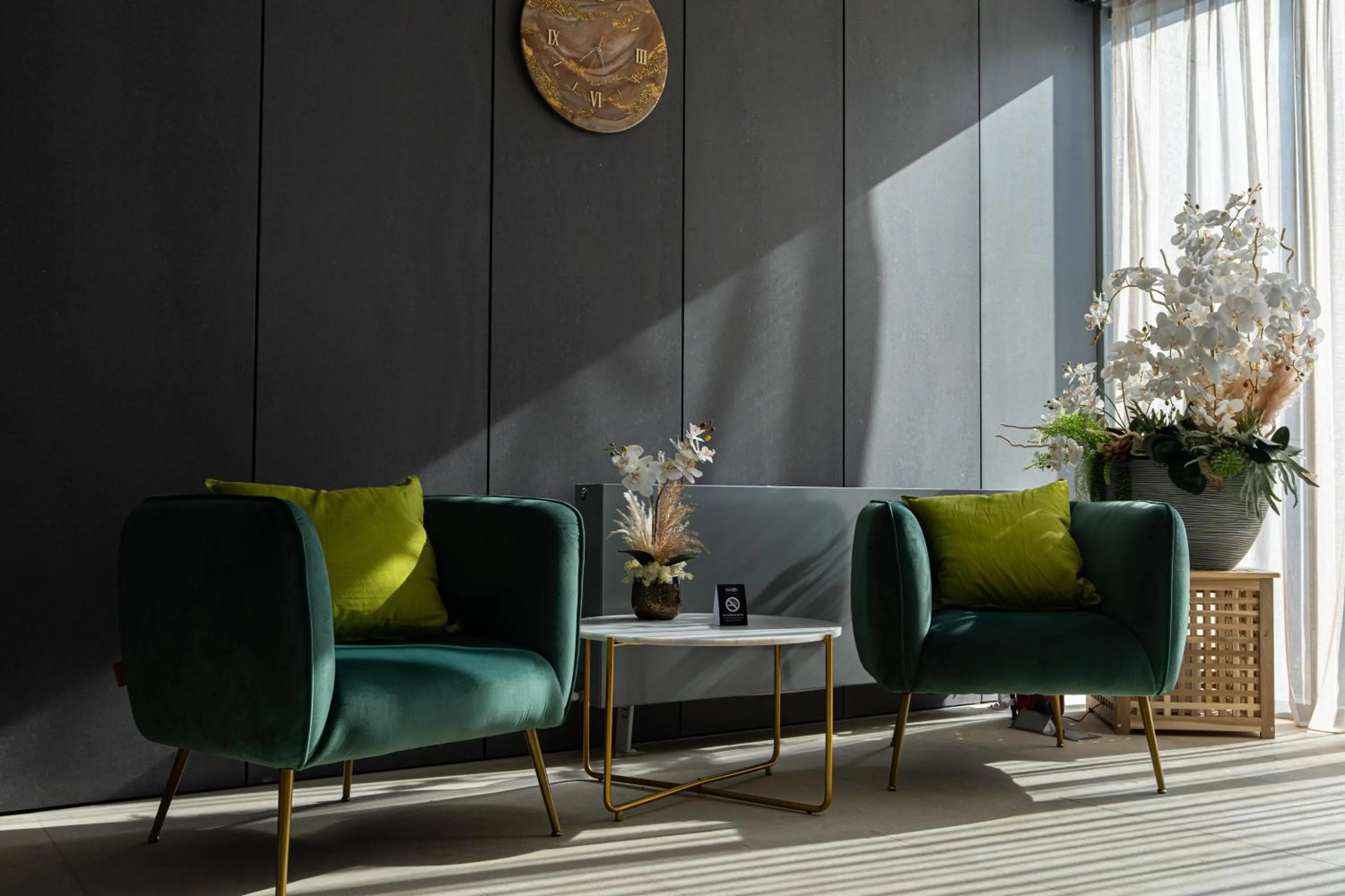 Lobby or reception in Amaris ApartHotel la 2 Pași de Plajă & Parcare Gratuită