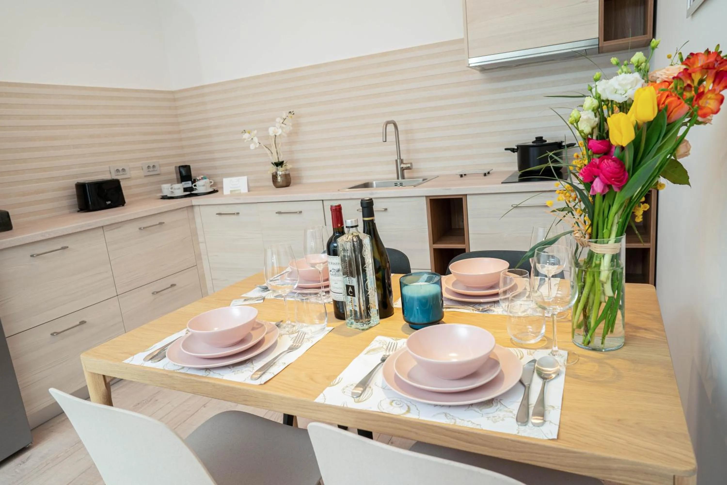 Dining area in Amaris ApartHotel la 2 Pași de Plajă & Parcare Gratuită