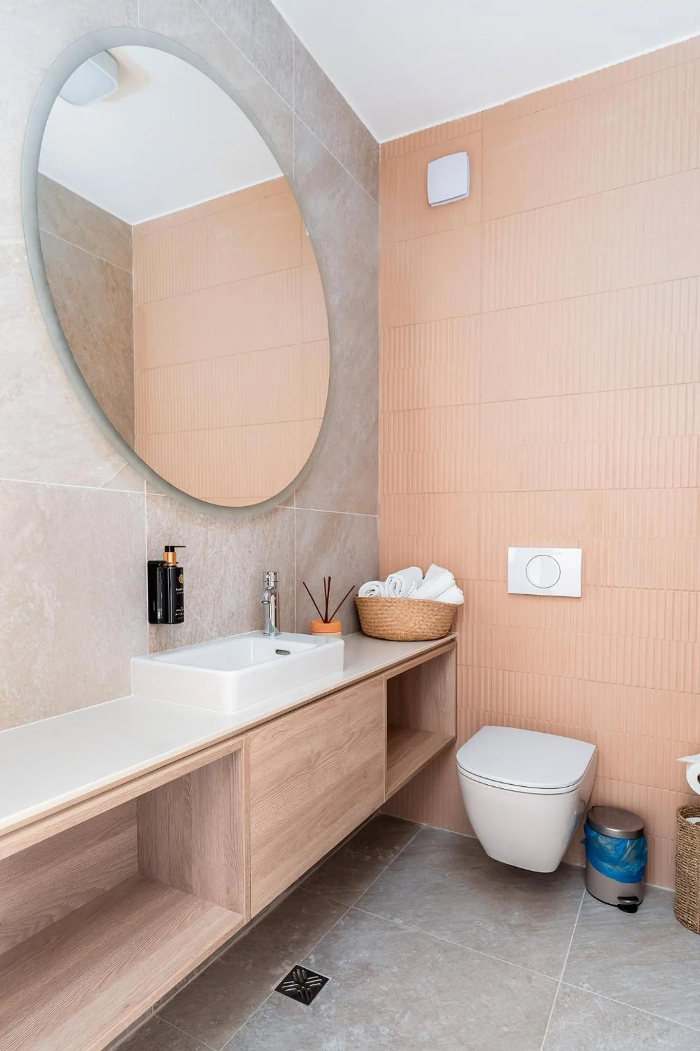 Toilet in Amaris ApartHotel la 2 Pași de Plajă & Parcare Gratuită