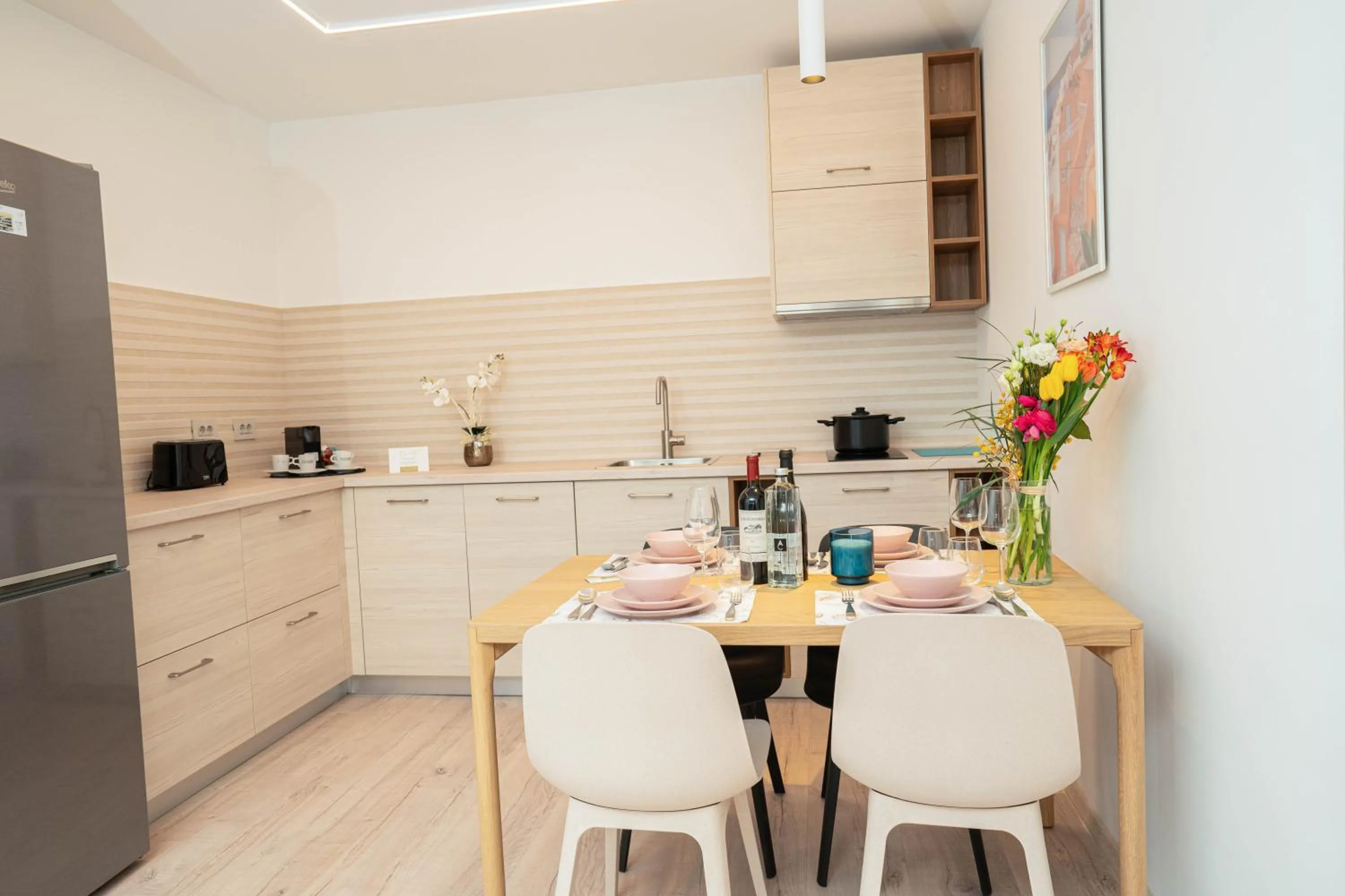 Kitchen or kitchenette in Amaris ApartHotel la 2 Pași de Plajă & Parcare Gratuită