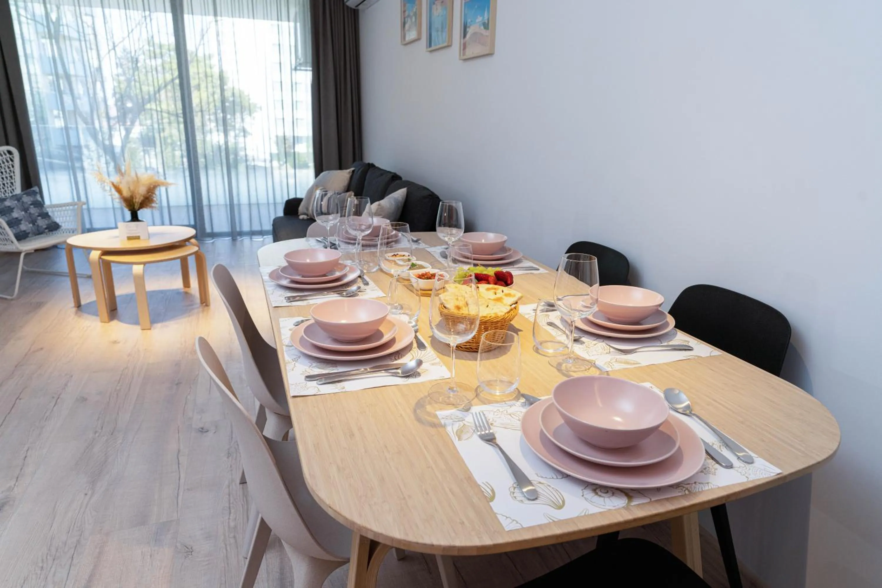 Dining area in Amaris ApartHotel la 2 Pași de Plajă & Parcare Gratuită