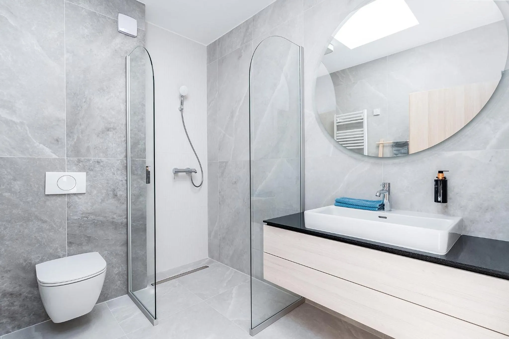 Shower in Amaris ApartHotel la 2 Pași de Plajă & Parcare Gratuită