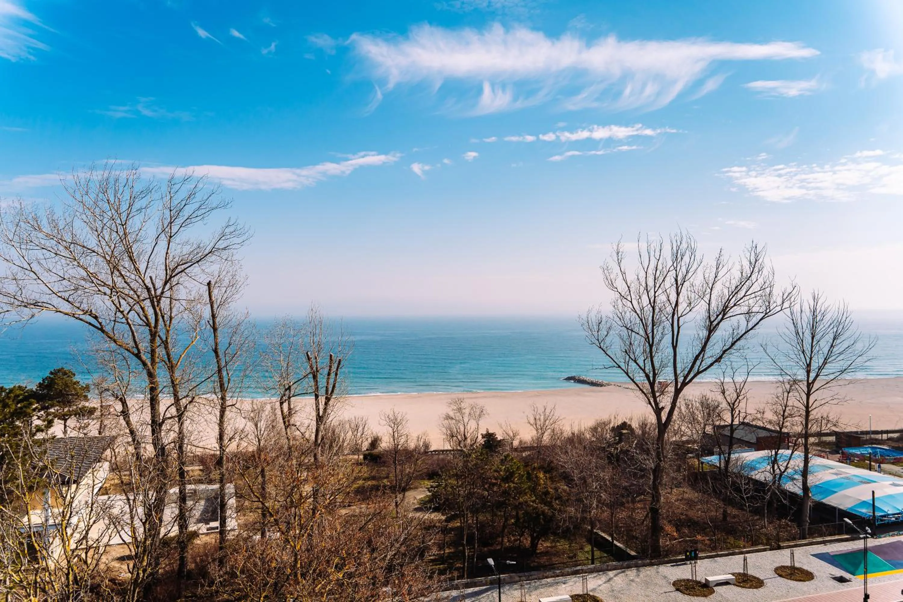 Sea view in Amaris ApartHotel la 2 Pași de Plajă & Parcare Gratuită