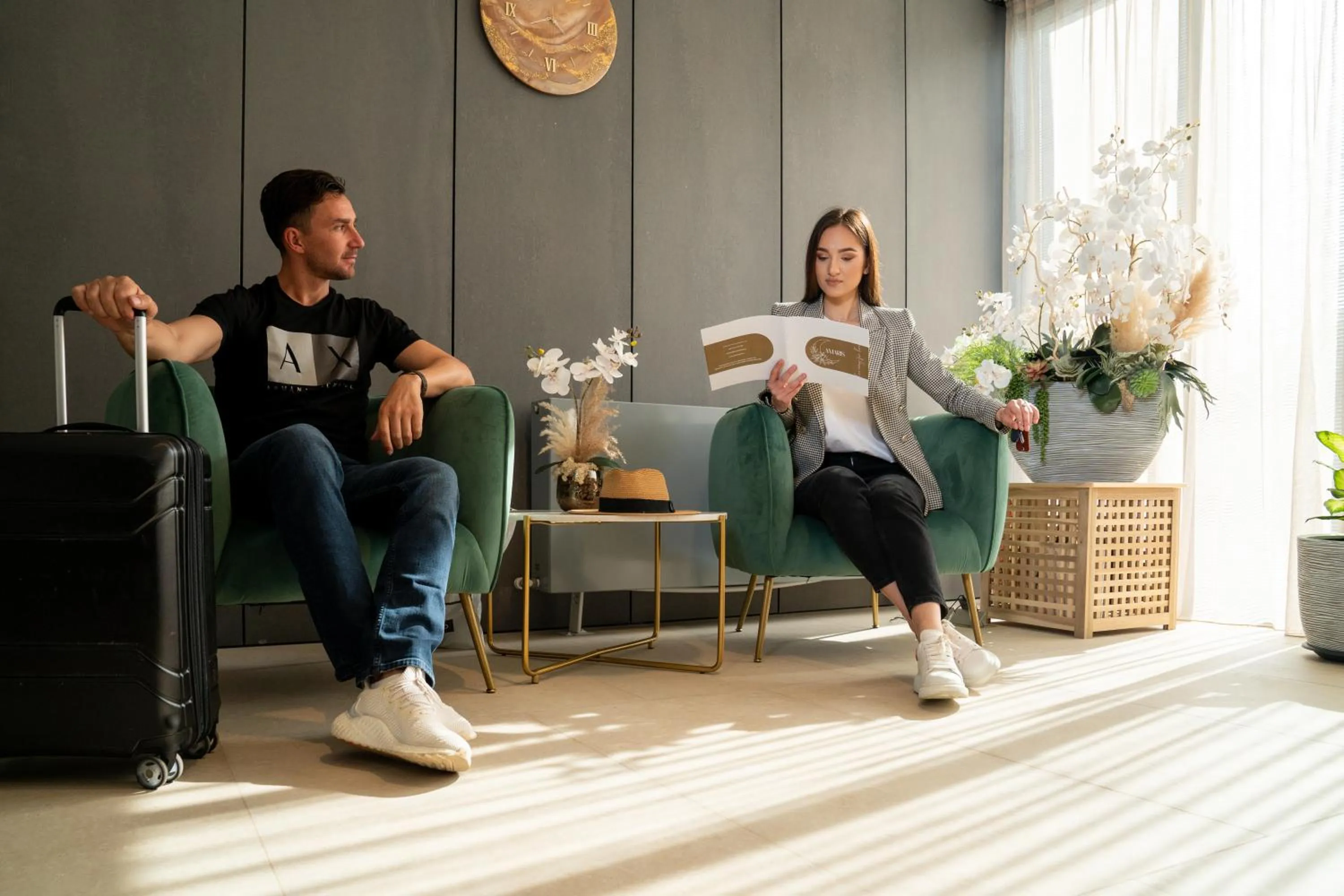 People in Amaris ApartHotel la 2 Pași de Plajă & Parcare Gratuită