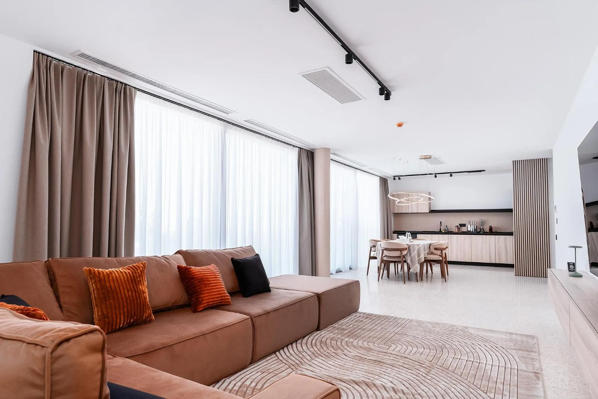 TV and multimedia in Amaris ApartHotel la 2 Pași de Plajă & Parcare Gratuită