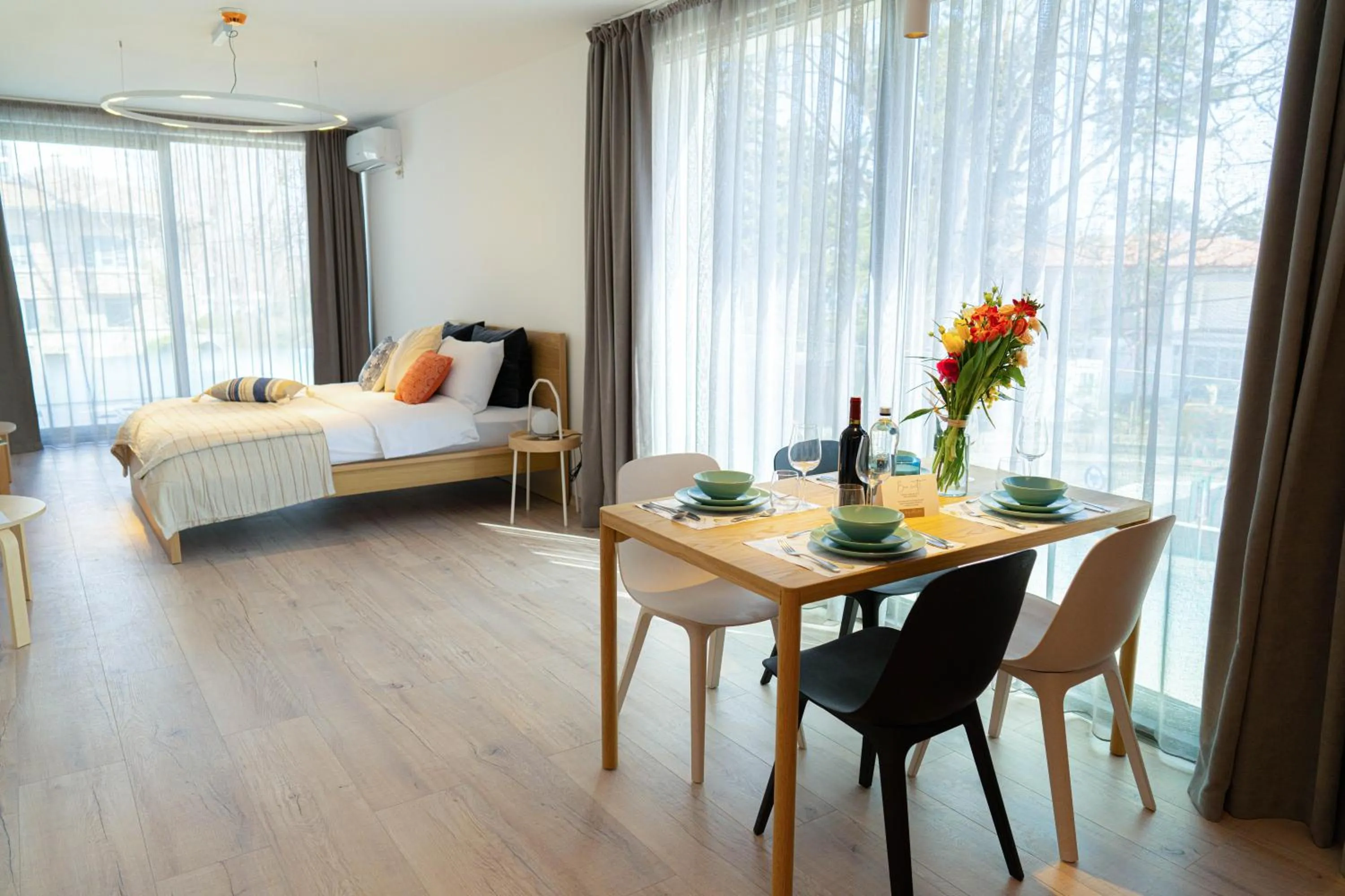 Dining area, Bed in Amaris ApartHotel la 2 Pași de Plajă & Parcare Gratuită