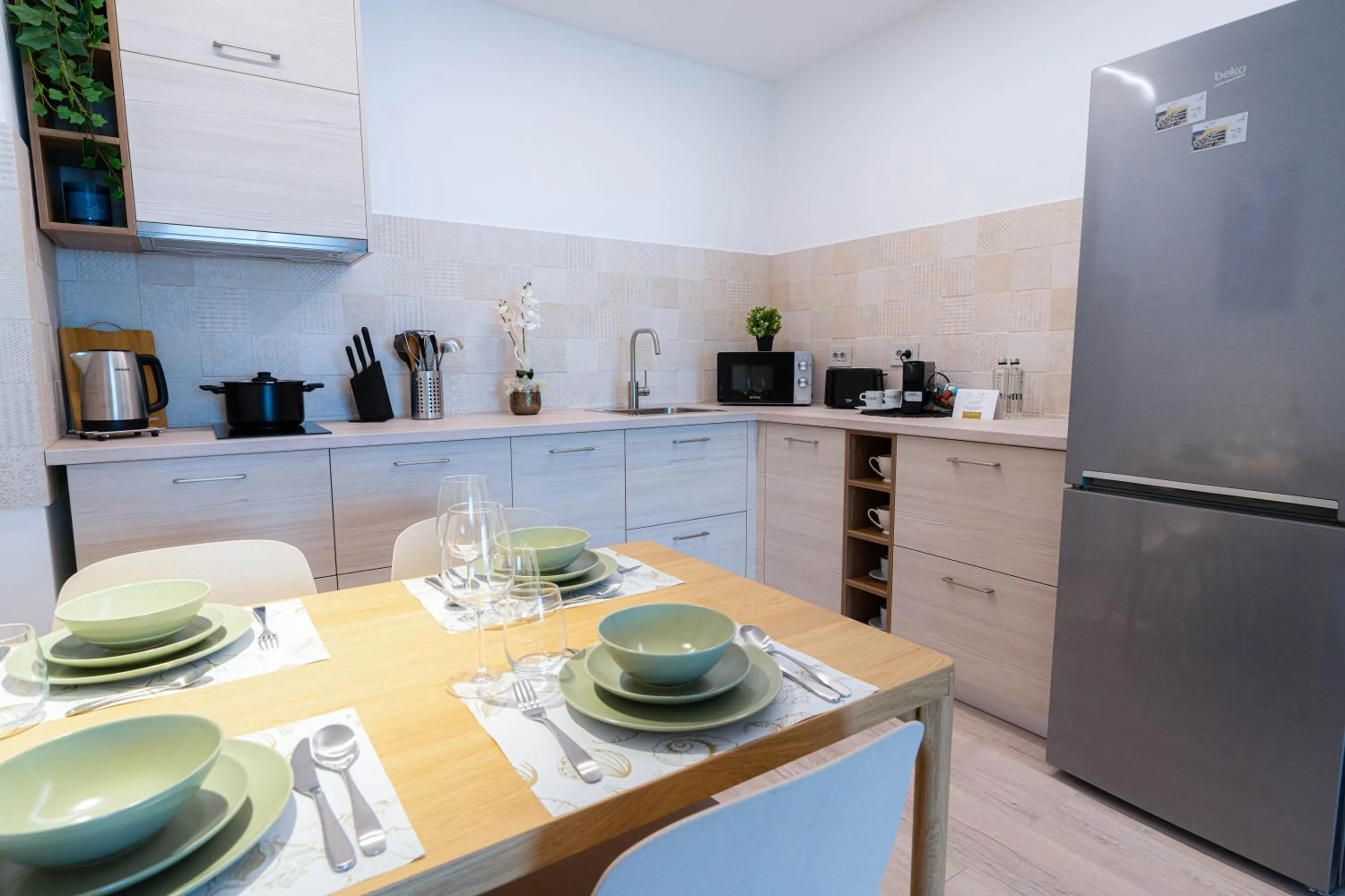 Kitchen or kitchenette in Amaris ApartHotel la 2 Pași de Plajă & Parcare Gratuită