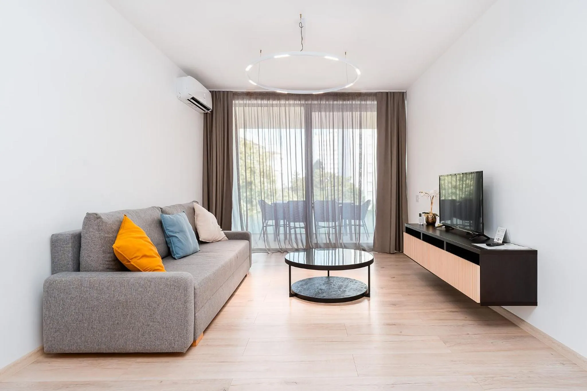 TV and multimedia in Amaris ApartHotel la 2 Pași de Plajă & Parcare Gratuită