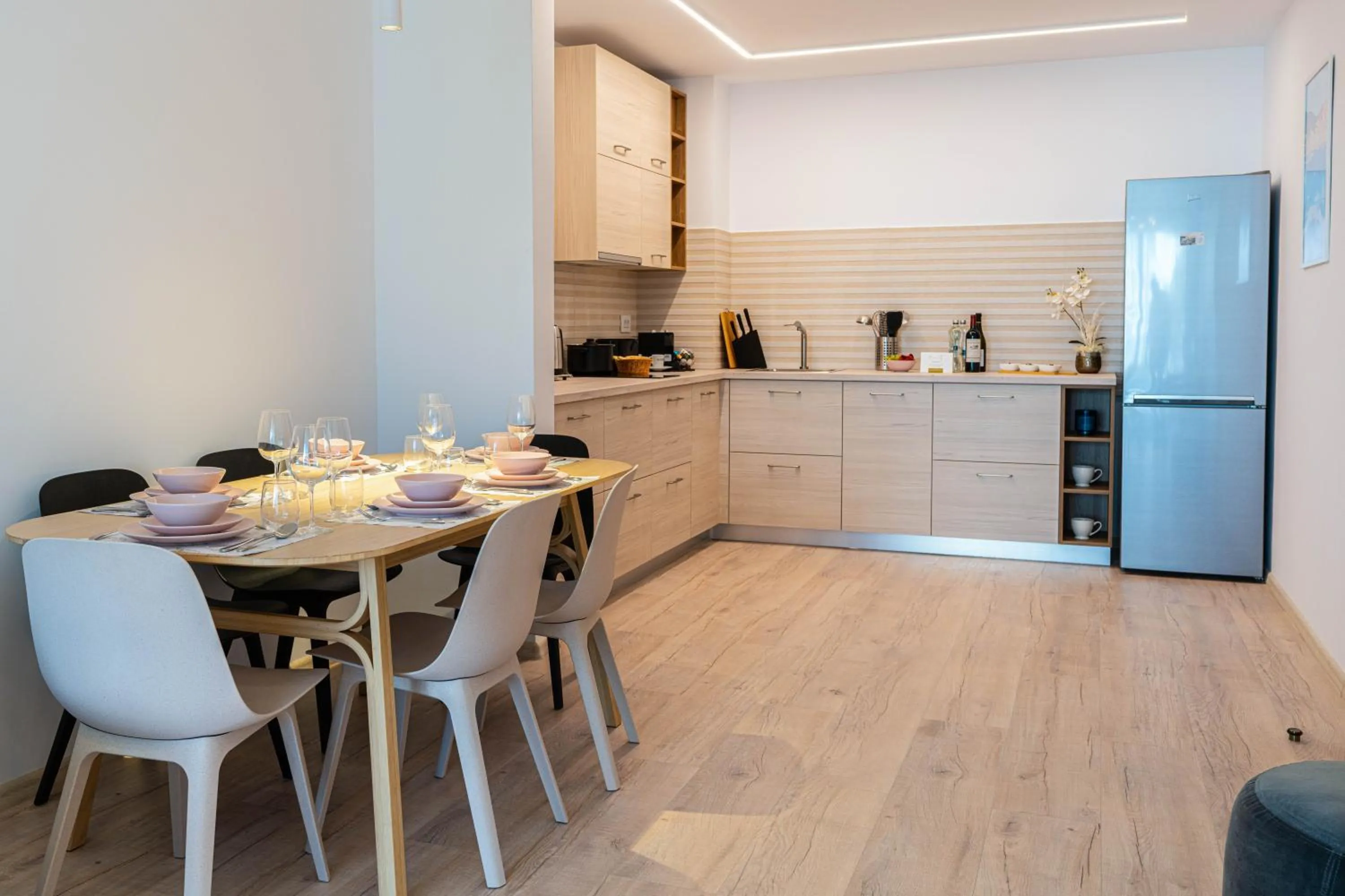 Kitchen or kitchenette in Amaris ApartHotel la 2 Pași de Plajă & Parcare Gratuită