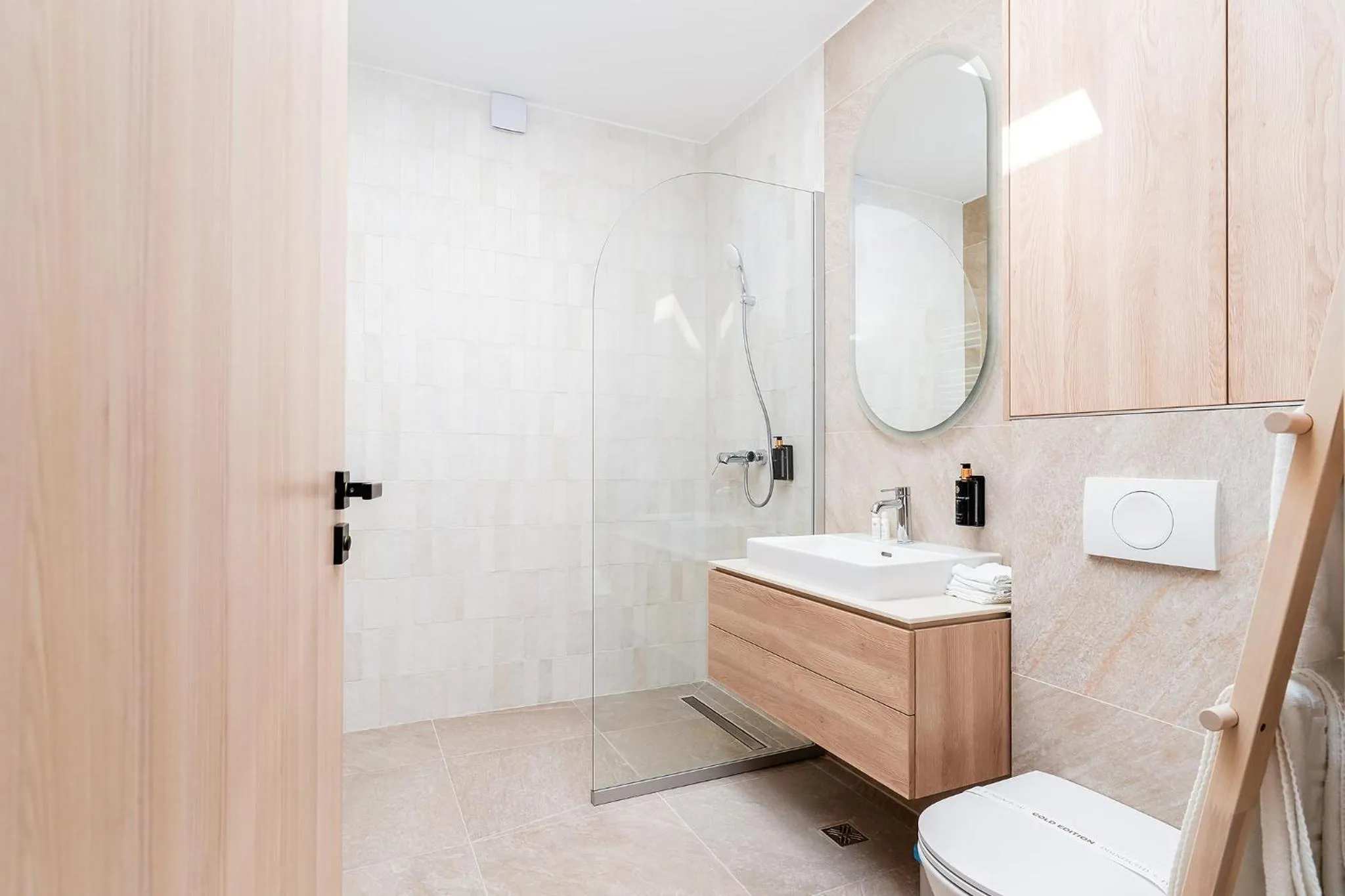 Shower in Amaris ApartHotel la 2 Pași de Plajă & Parcare Gratuită