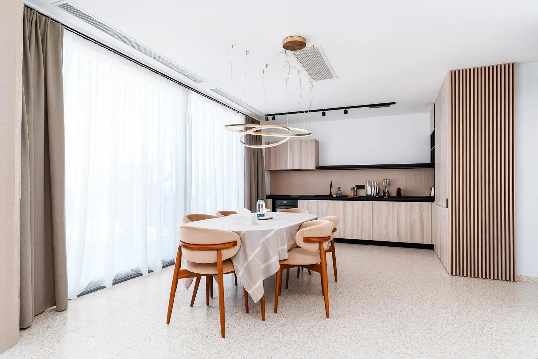 Kitchen or kitchenette in Amaris ApartHotel la 2 Pași de Plajă & Parcare Gratuită