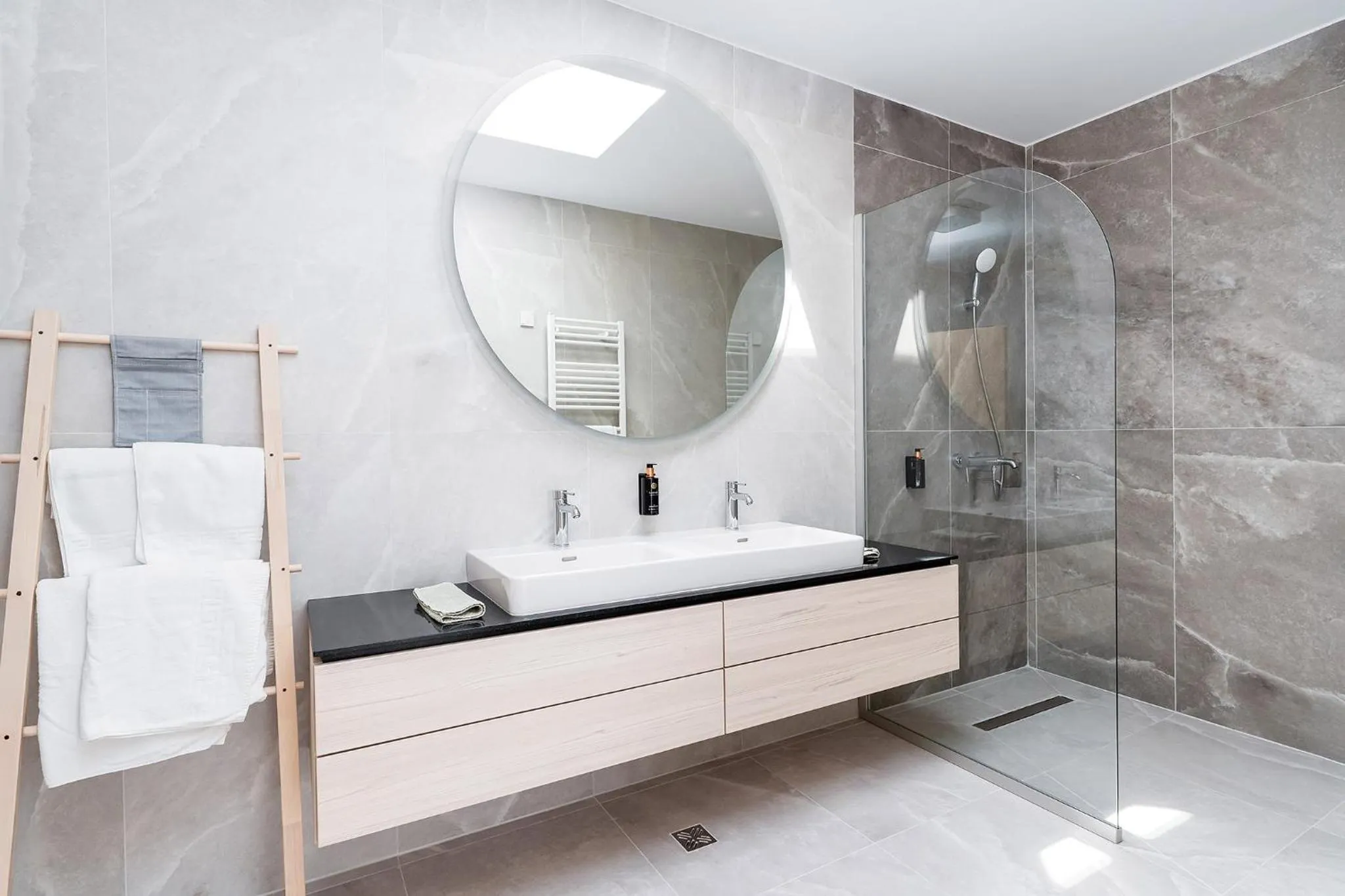 Shower in Amaris ApartHotel la 2 Pași de Plajă & Parcare Gratuită