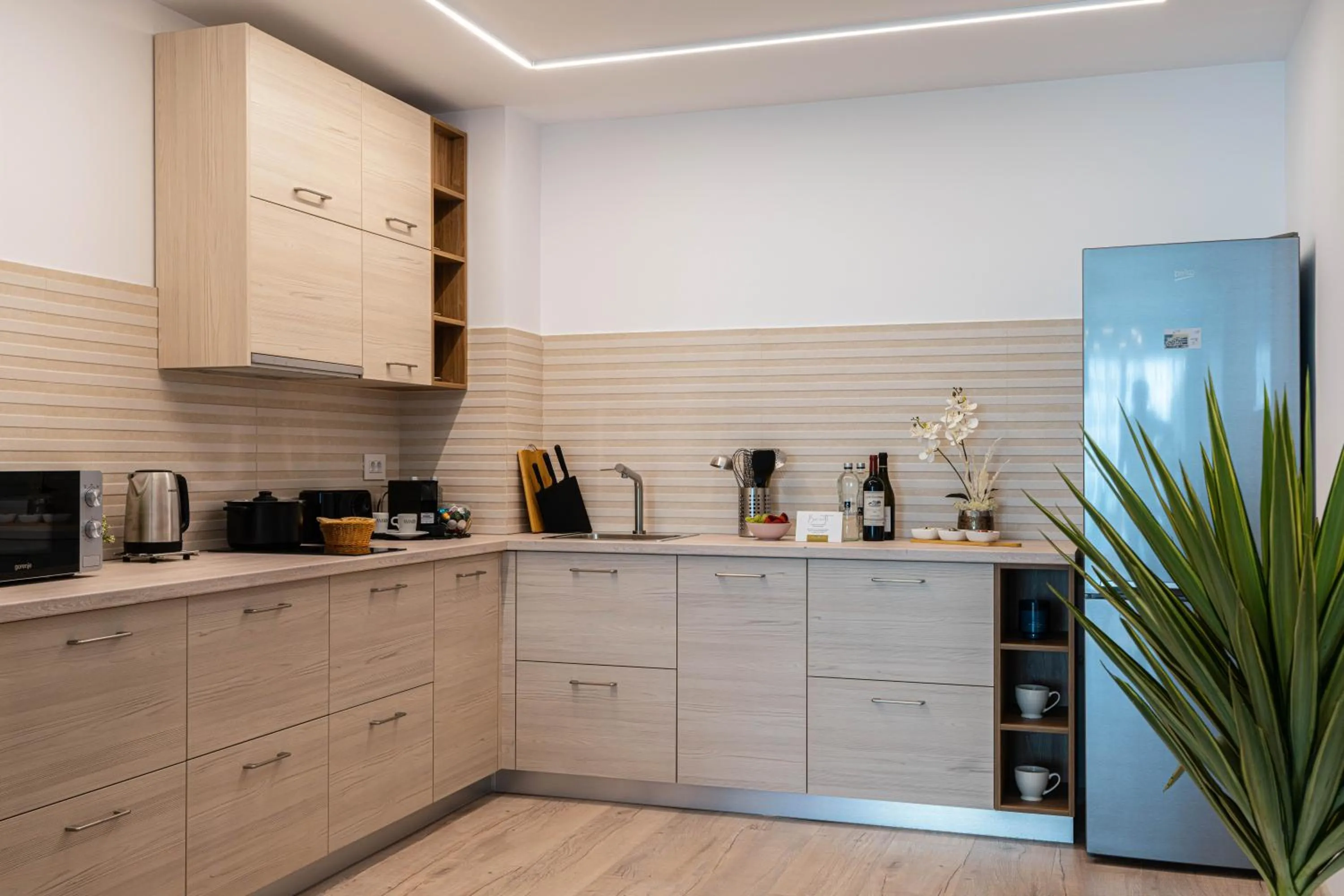 Kitchen or kitchenette in Amaris ApartHotel la 2 Pași de Plajă & Parcare Gratuită