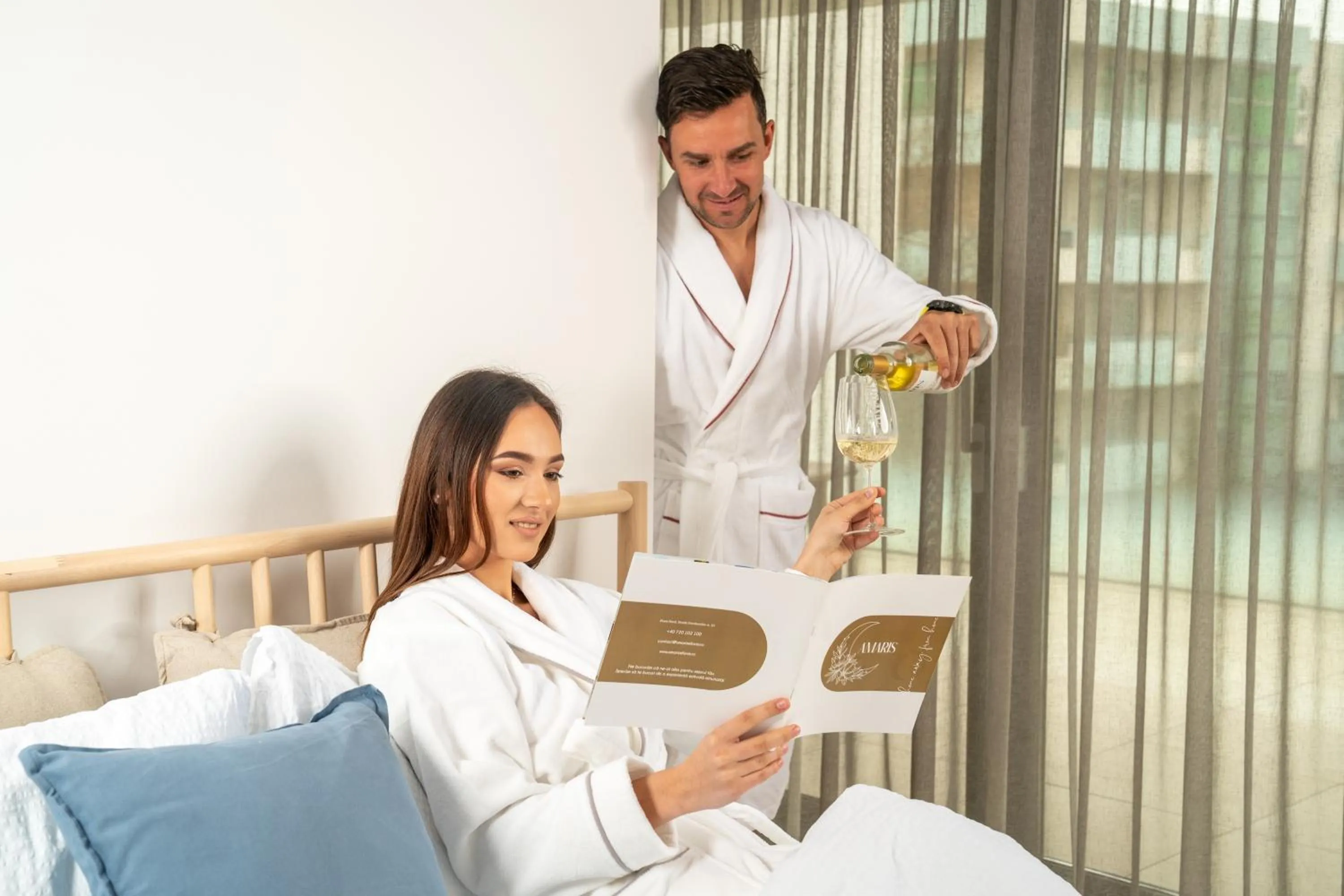 People in Amaris ApartHotel la 2 Pași de Plajă & Parcare Gratuită