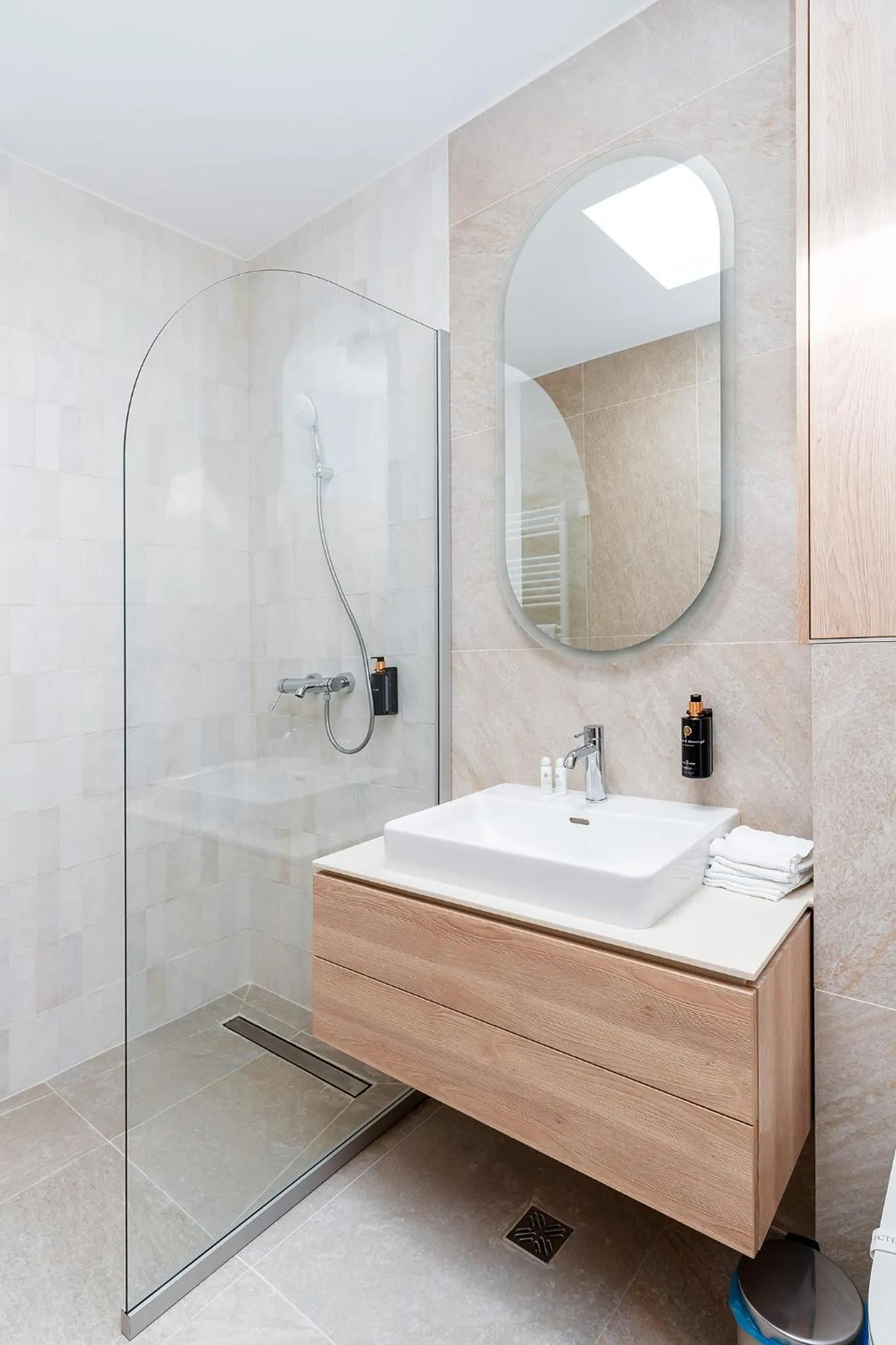 Shower in Amaris ApartHotel la 2 Pași de Plajă & Parcare Gratuită