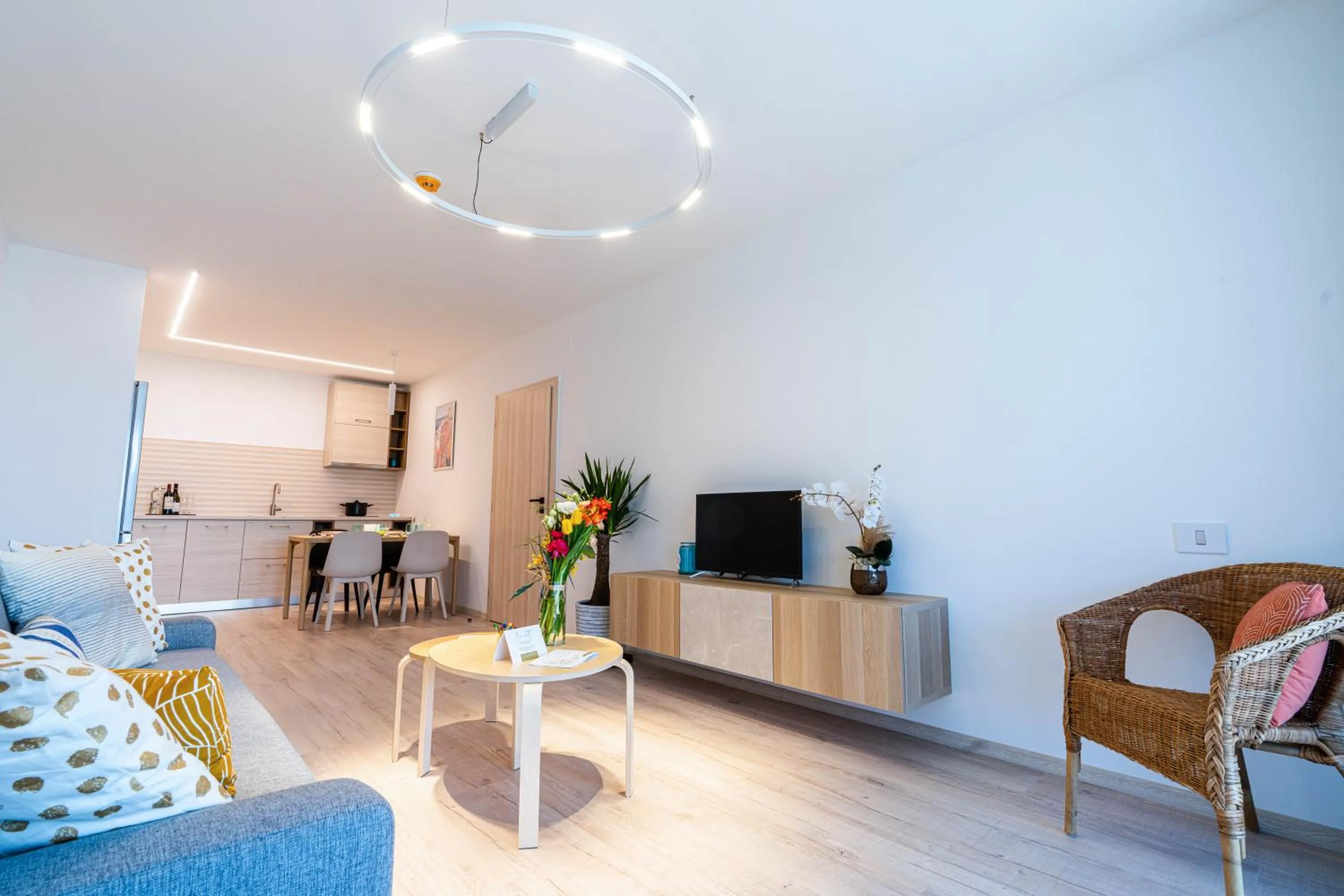 TV and multimedia in Amaris ApartHotel la 2 Pași de Plajă & Parcare Gratuită