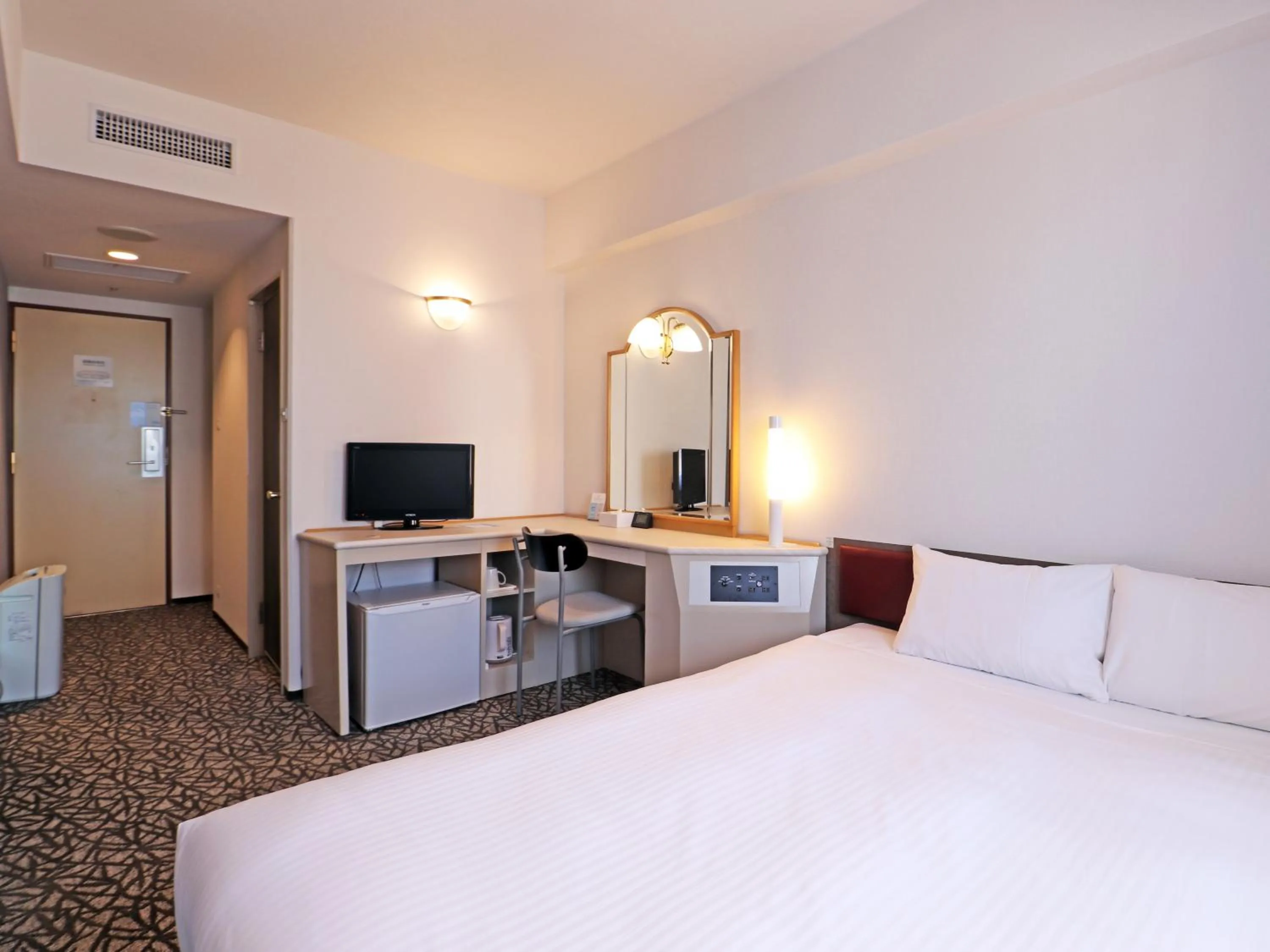 Photo of the whole room, Bed in Chisun Hotel Yokohama Isezakicho