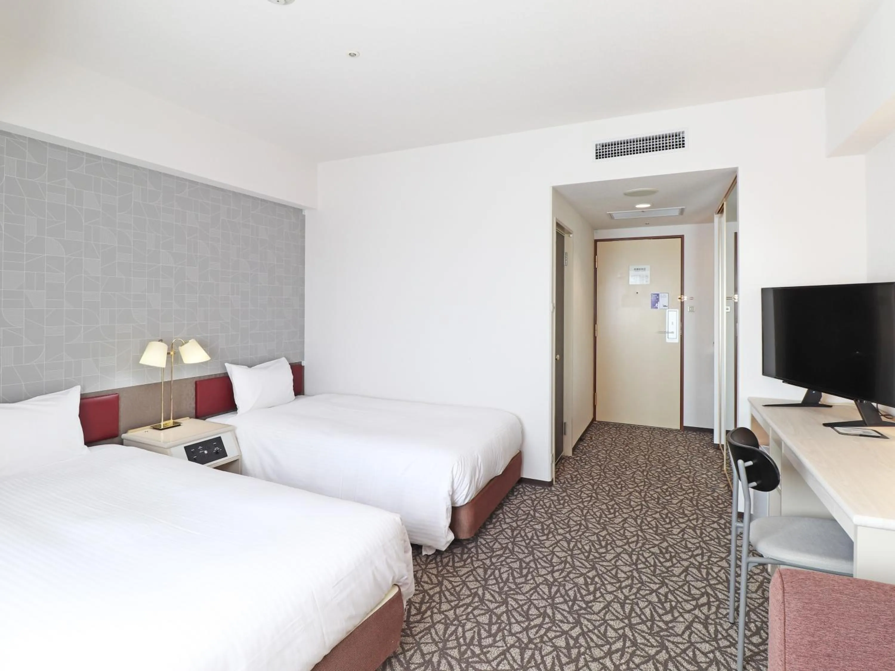 Photo of the whole room, Bed in Chisun Hotel Yokohama Isezakicho