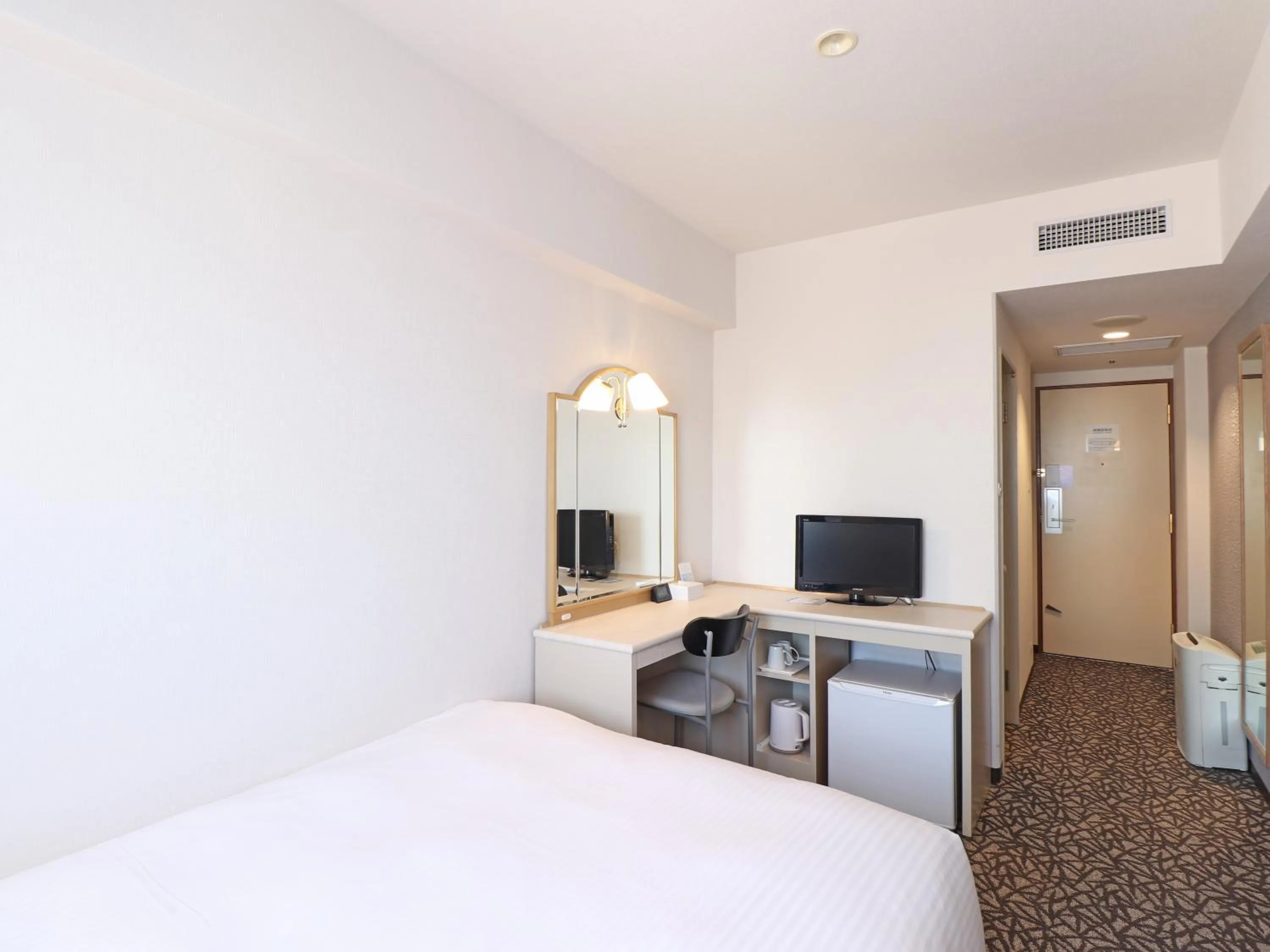 Photo of the whole room, Bed in Chisun Hotel Yokohama Isezakicho