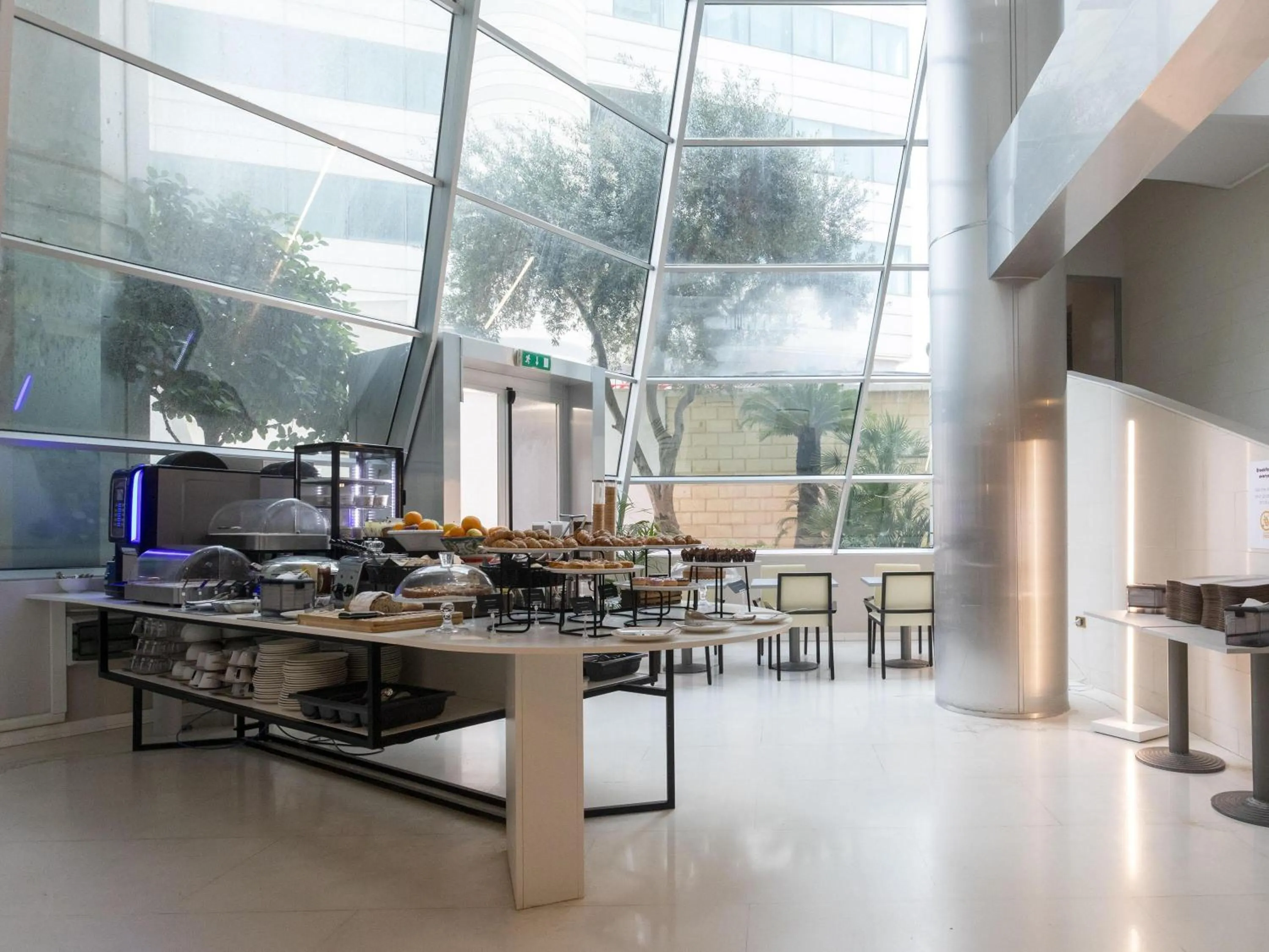 Restaurant/places to eat in B&B HOTEL Trapani Crystal