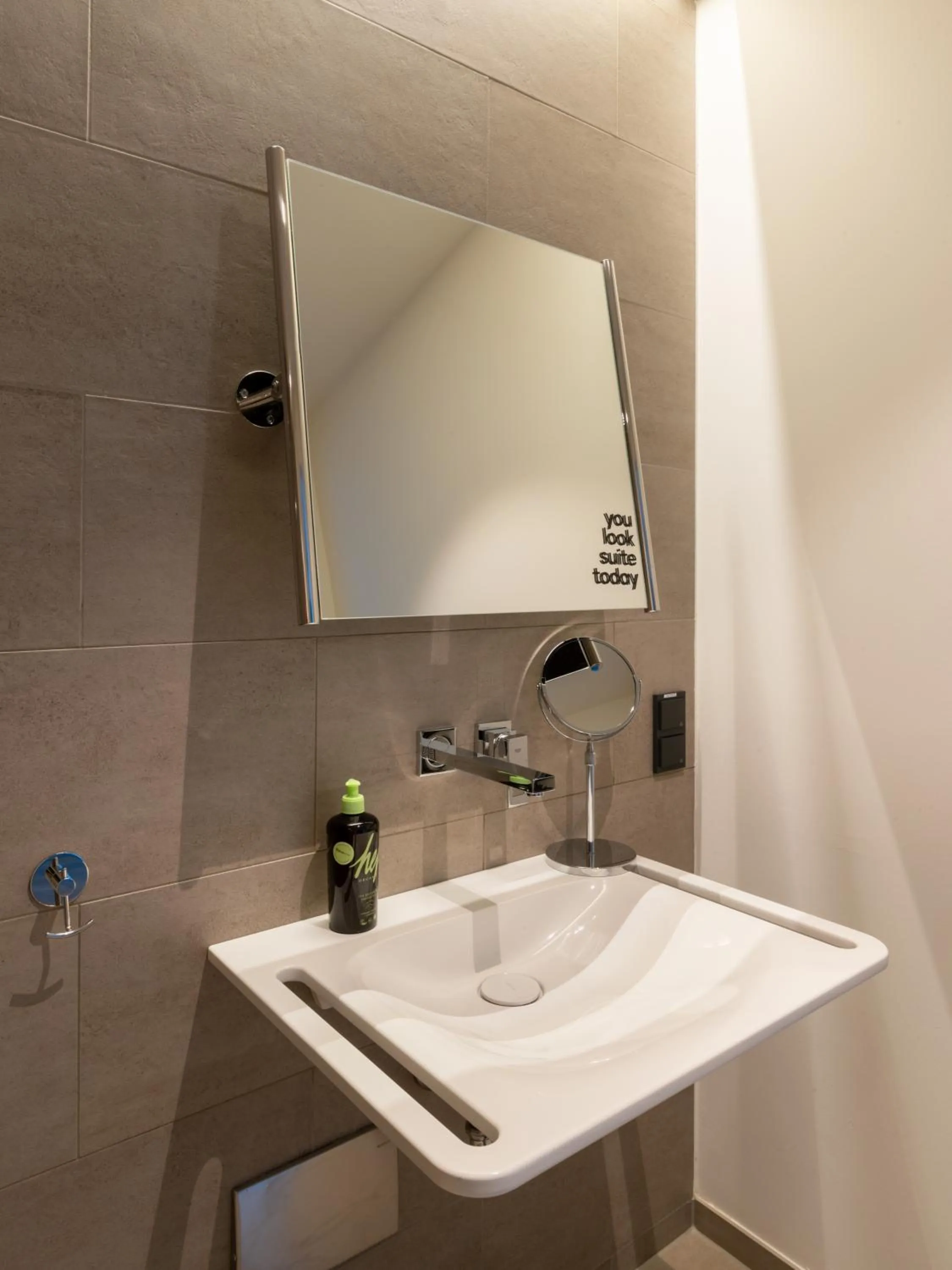 Bathroom in Limehome Berlin Müllerstraße - Digital Access