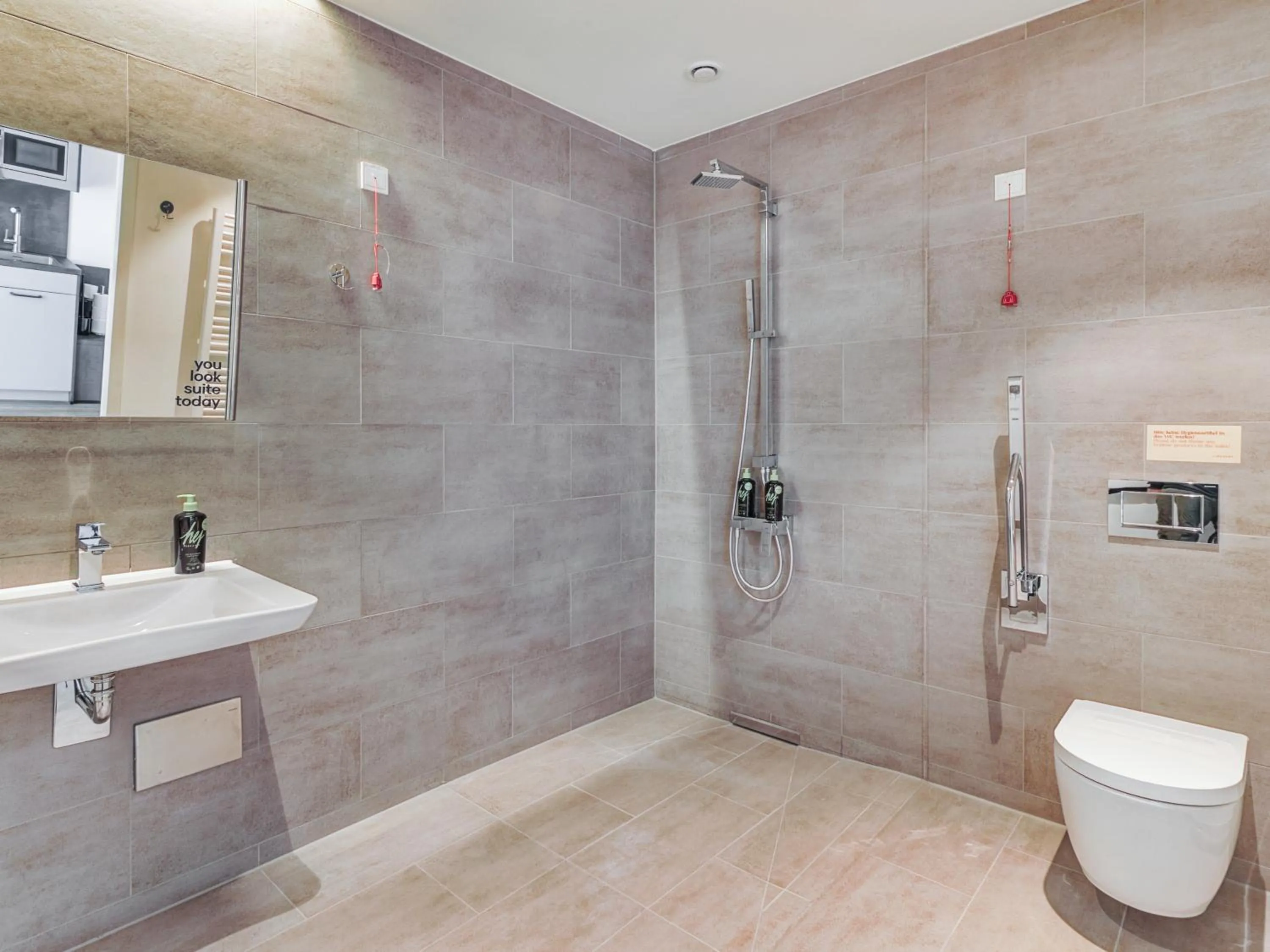 Shower in Limehome Berlin Müllerstraße - Digital Access